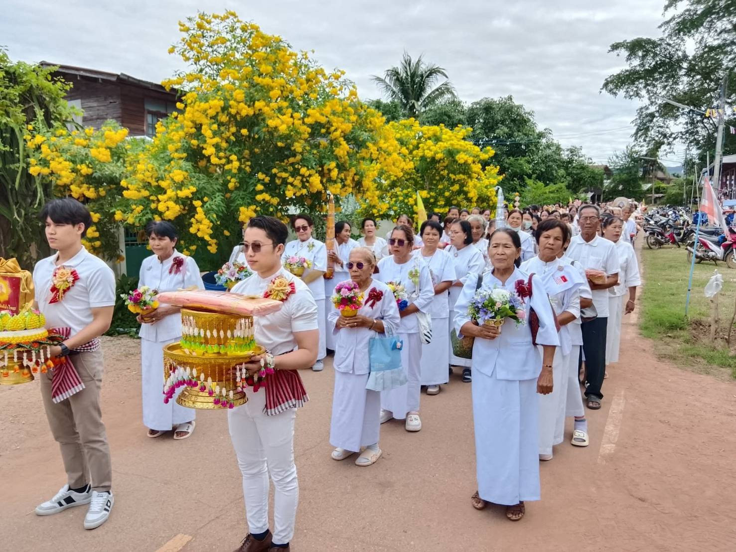ภาพร่วมขบวนกฐินวัดโพนแพง