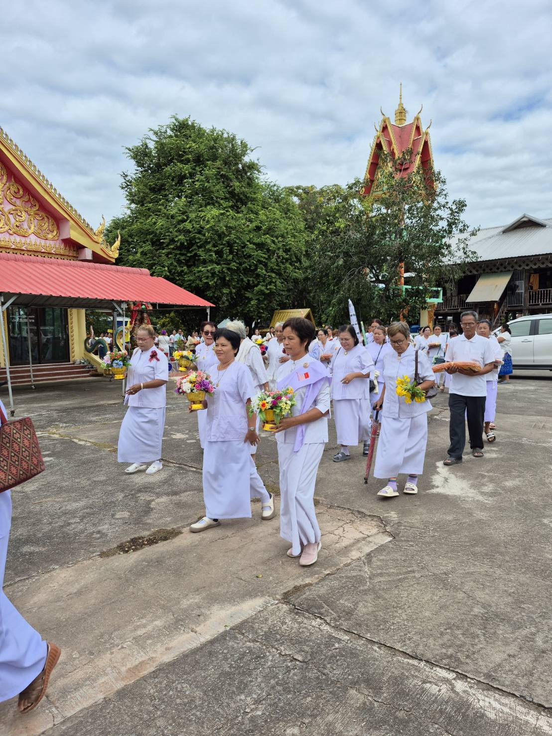 ภาพร่วมพิธีกรรมวัดโพนแพง