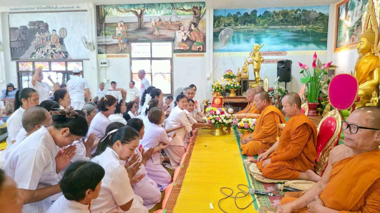 ภาพการถวายปัจจัยวัดตรีสุวรรณาราม