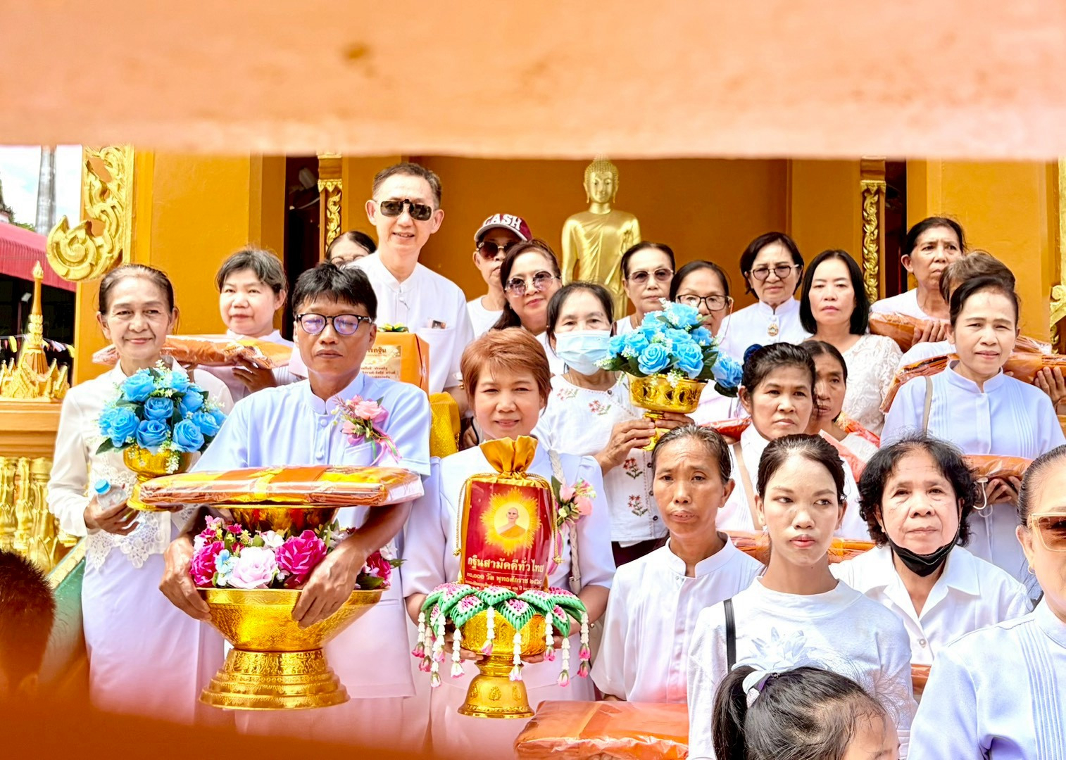 ภาพหมู่ถือพานถวายปัจจัยวัดท่ามะปราง