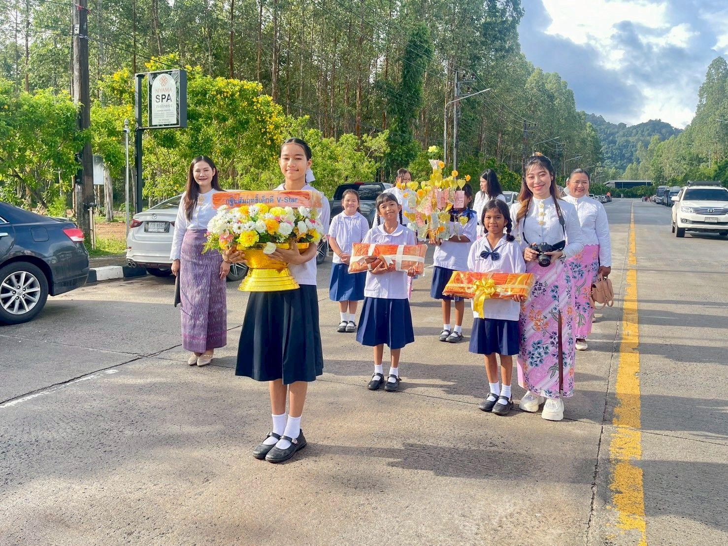 ภาพร่วมขบวนกฐินวัดเชิงทะเล