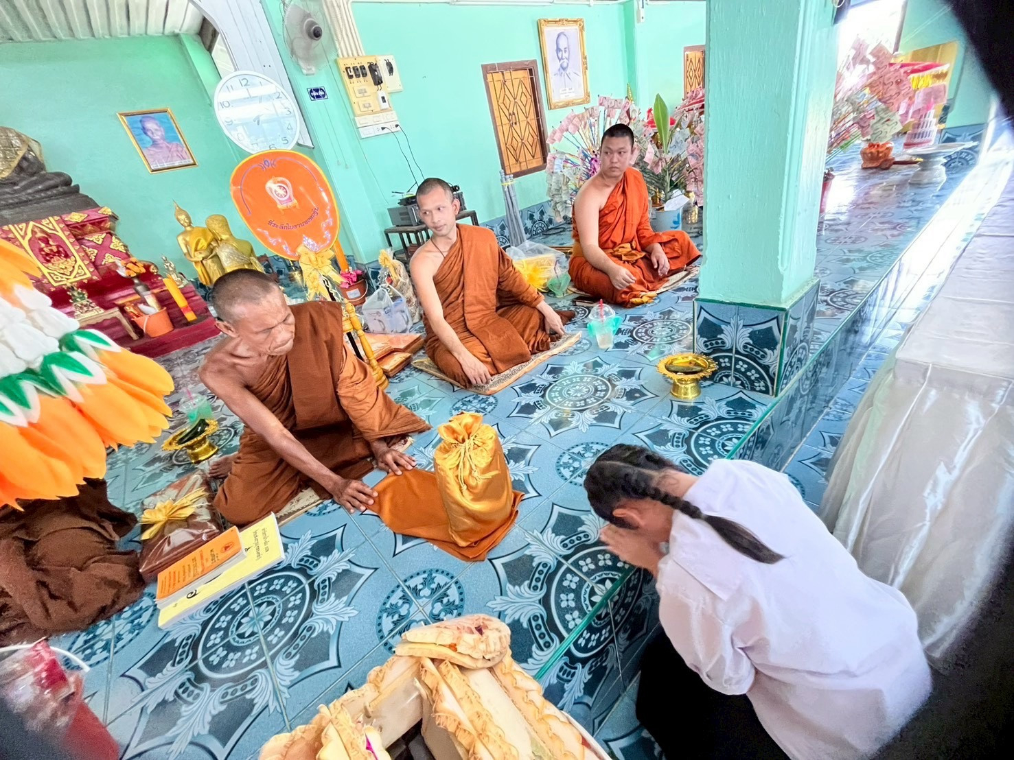 ภาพหมู่ถือพานถวายปัจจัยวัดแสงอรุณ