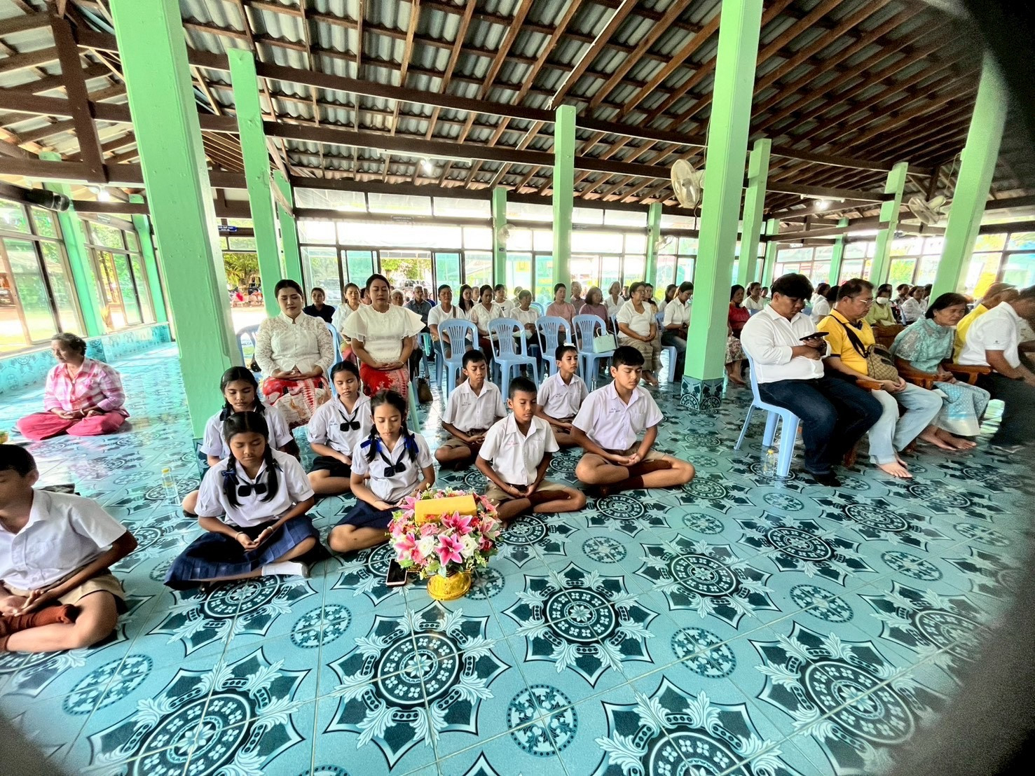 ภาพร่วมพิธีกรรมวัดแสงอรุณ
