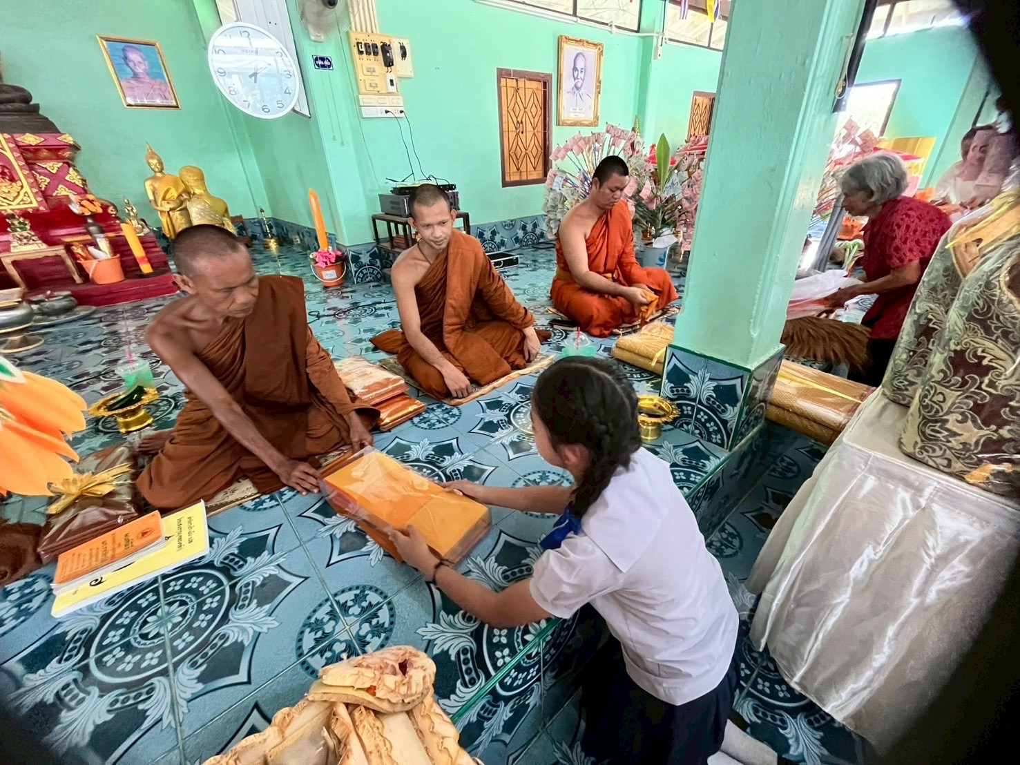 ภาพร่วมพิธีกรรมวัดแสงอรุณ