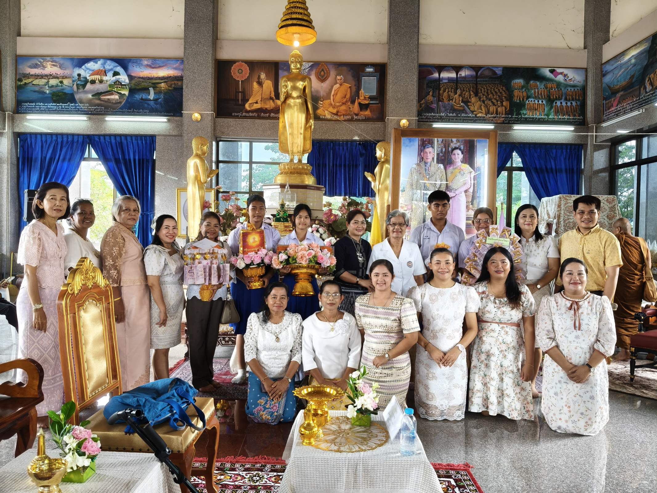 ภาพหมู่ถือพานถวายปัจจัยวัดธรรมประดิษฐ์