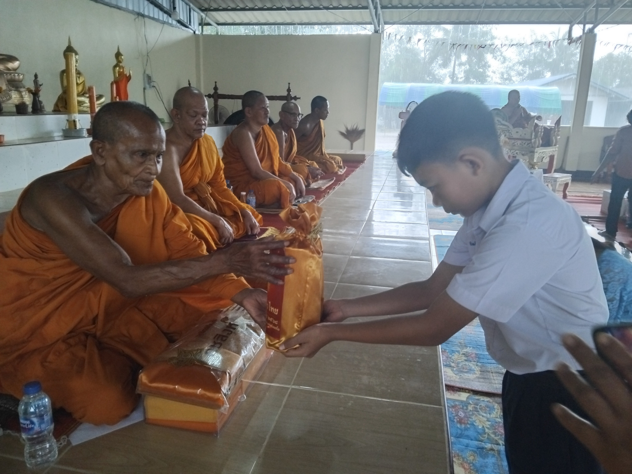 ภาพการถวายปัจจัยสำนักสงฆ์ขุมทรัพย์