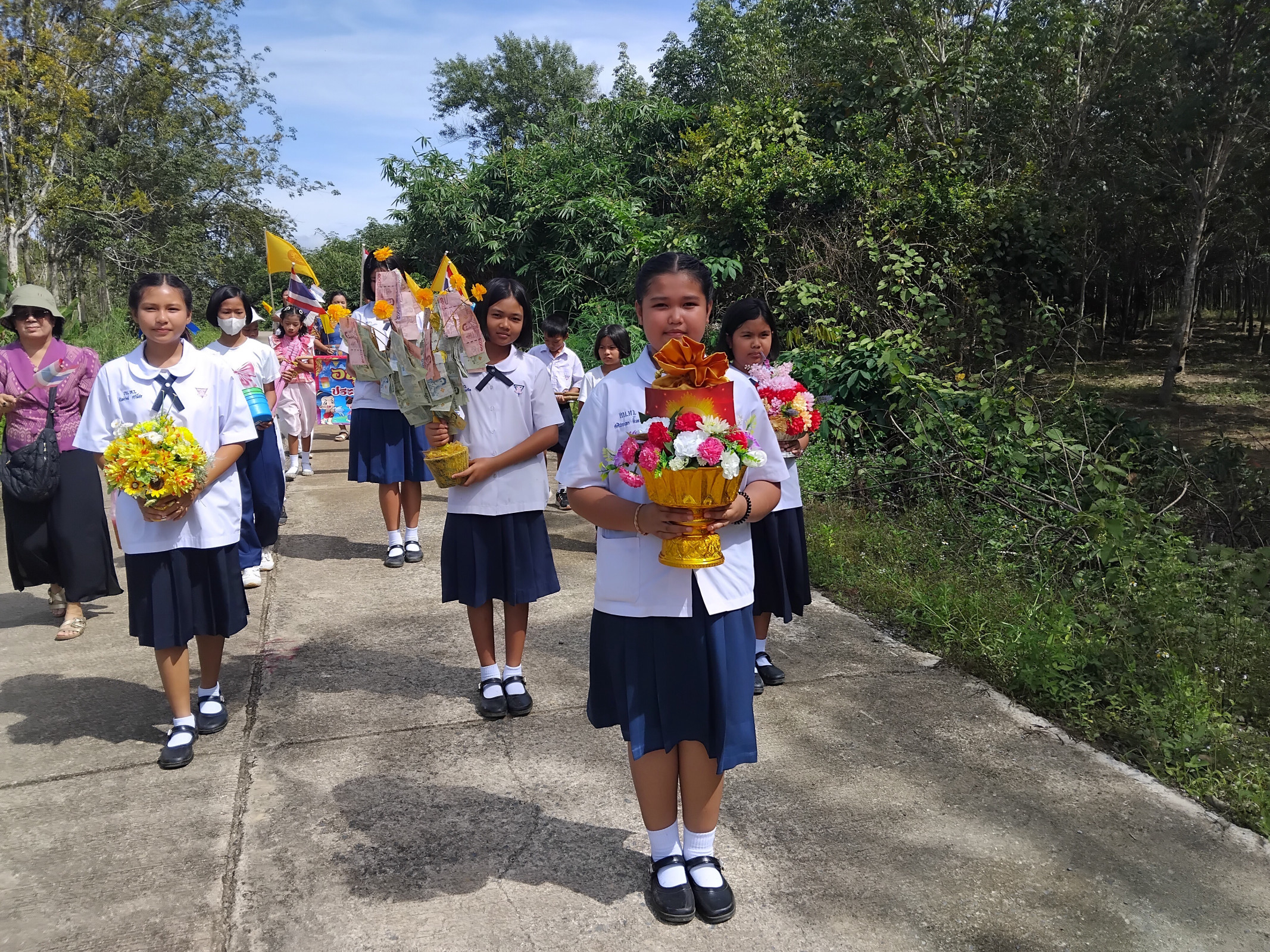 ภาพหมู่ถือพานถวายปัจจัยสำนักสงฆ์ขุมทรัพย์