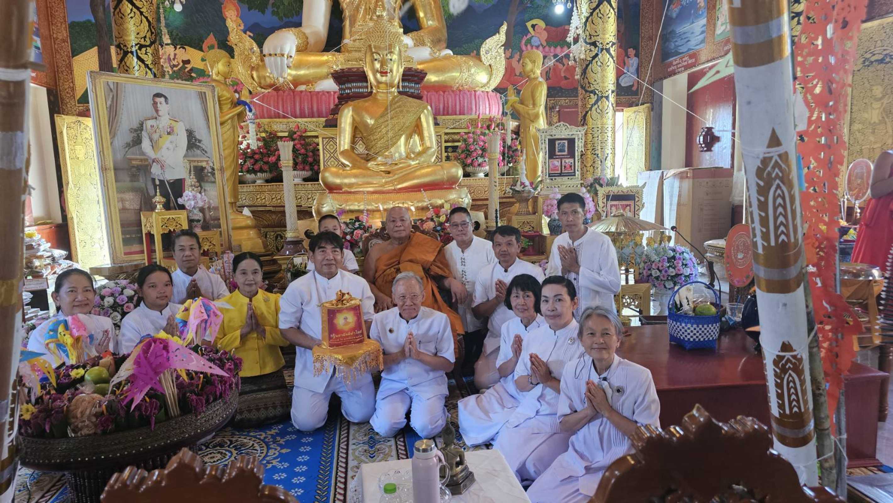 ภาพหมู่ถือพานถวายปัจจัยวัดบวกครกเหนือ