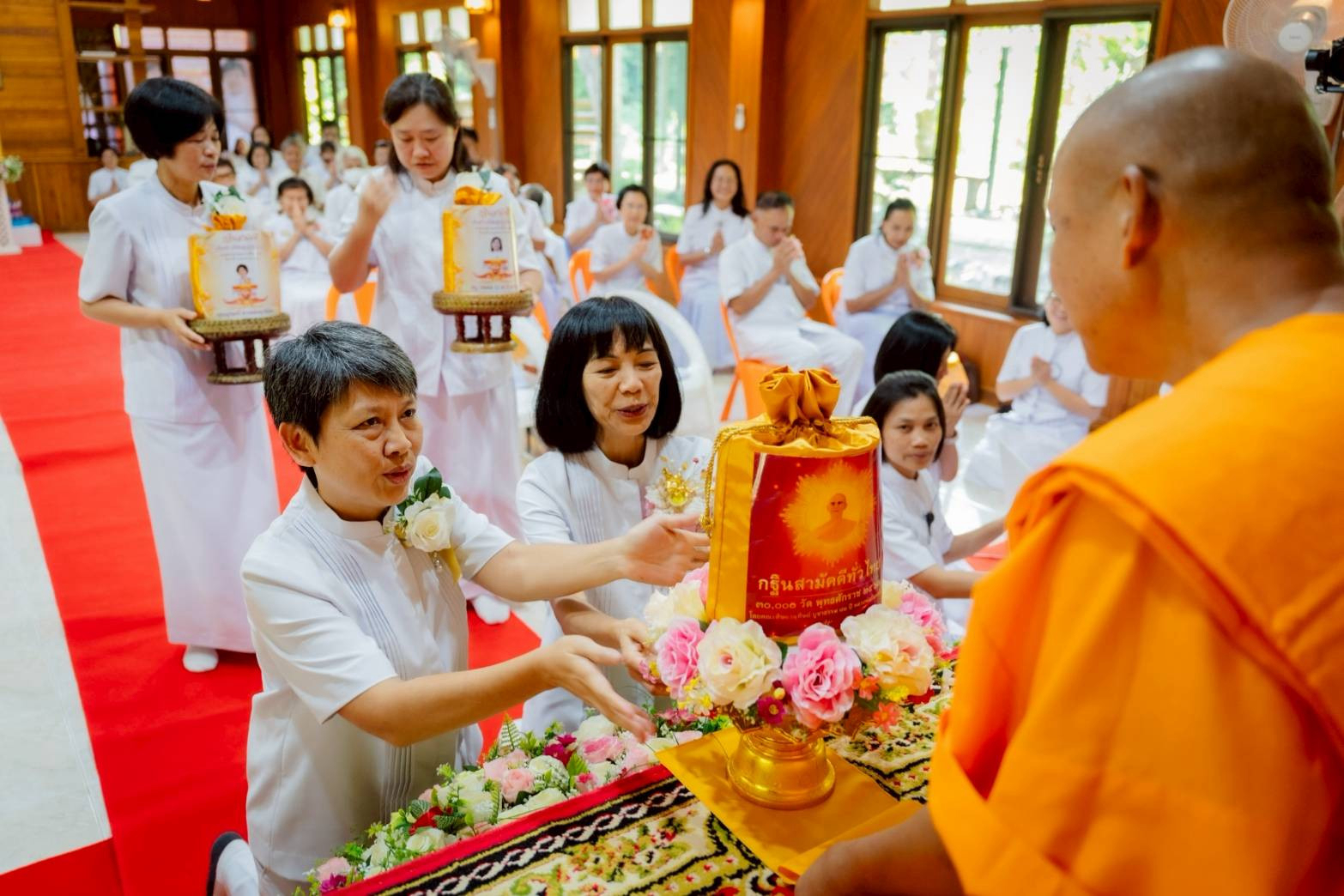 ภาพการถวายปัจจัยพุทธอุทยานพรรัตนะแพร่