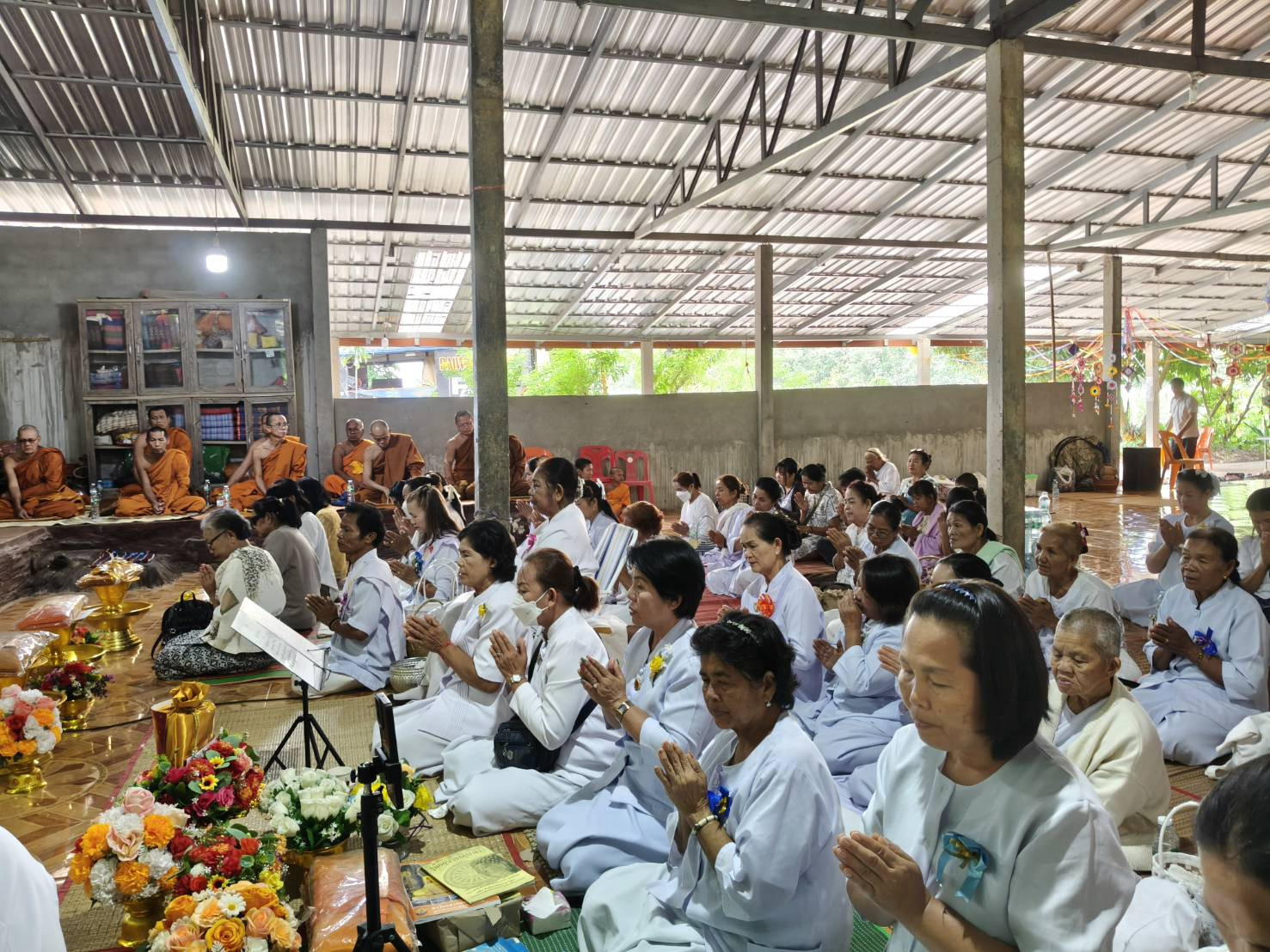 ภาพร่วมพิธีกรรมสำนักสงฆ์ผาแม่นางม่อน