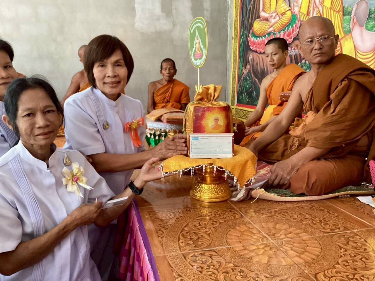 ภาพการถวายปัจจัยวัดนาทองเทพนิมิต