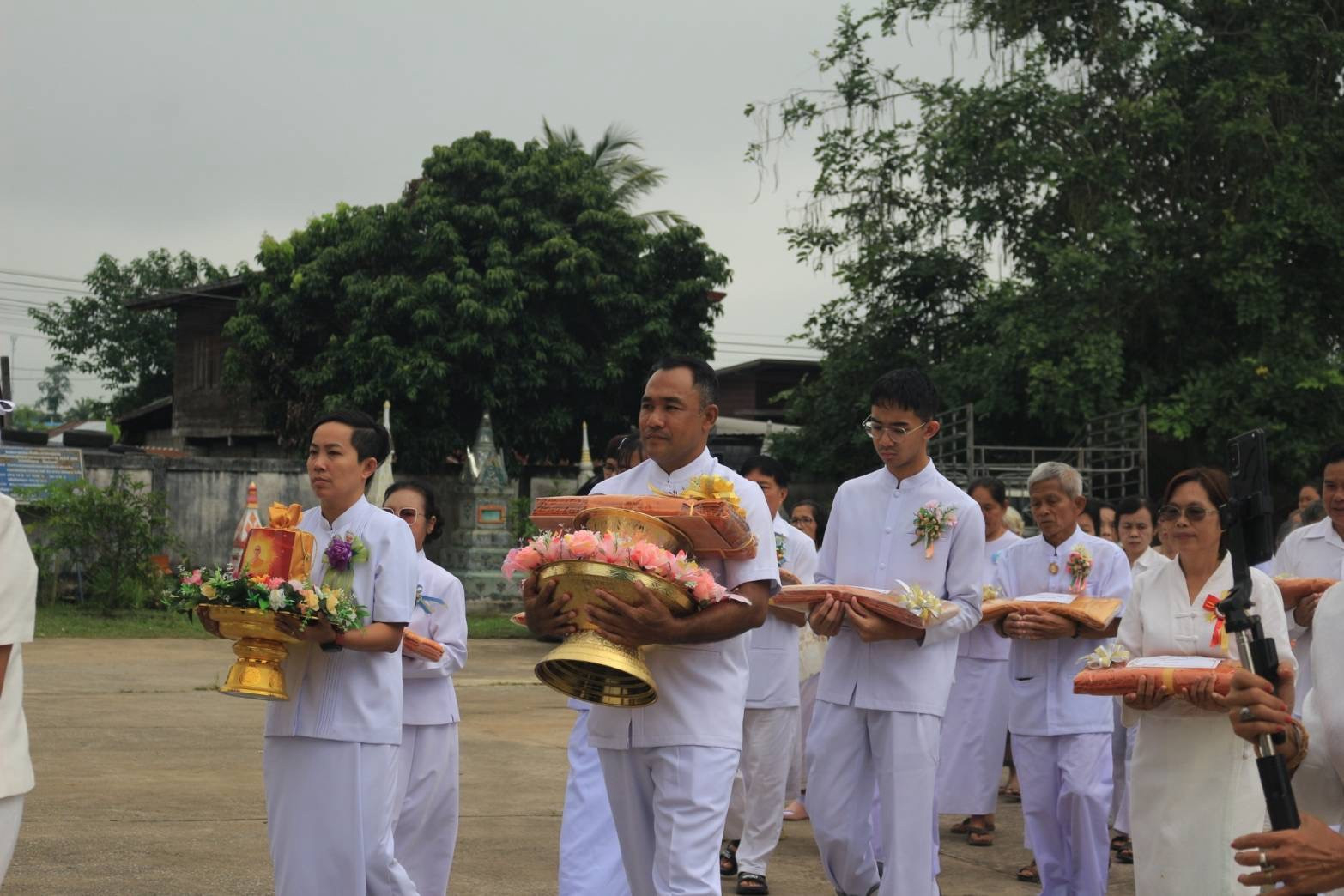 ภาพร่วมขบวนกฐินวัดพระธาตุ