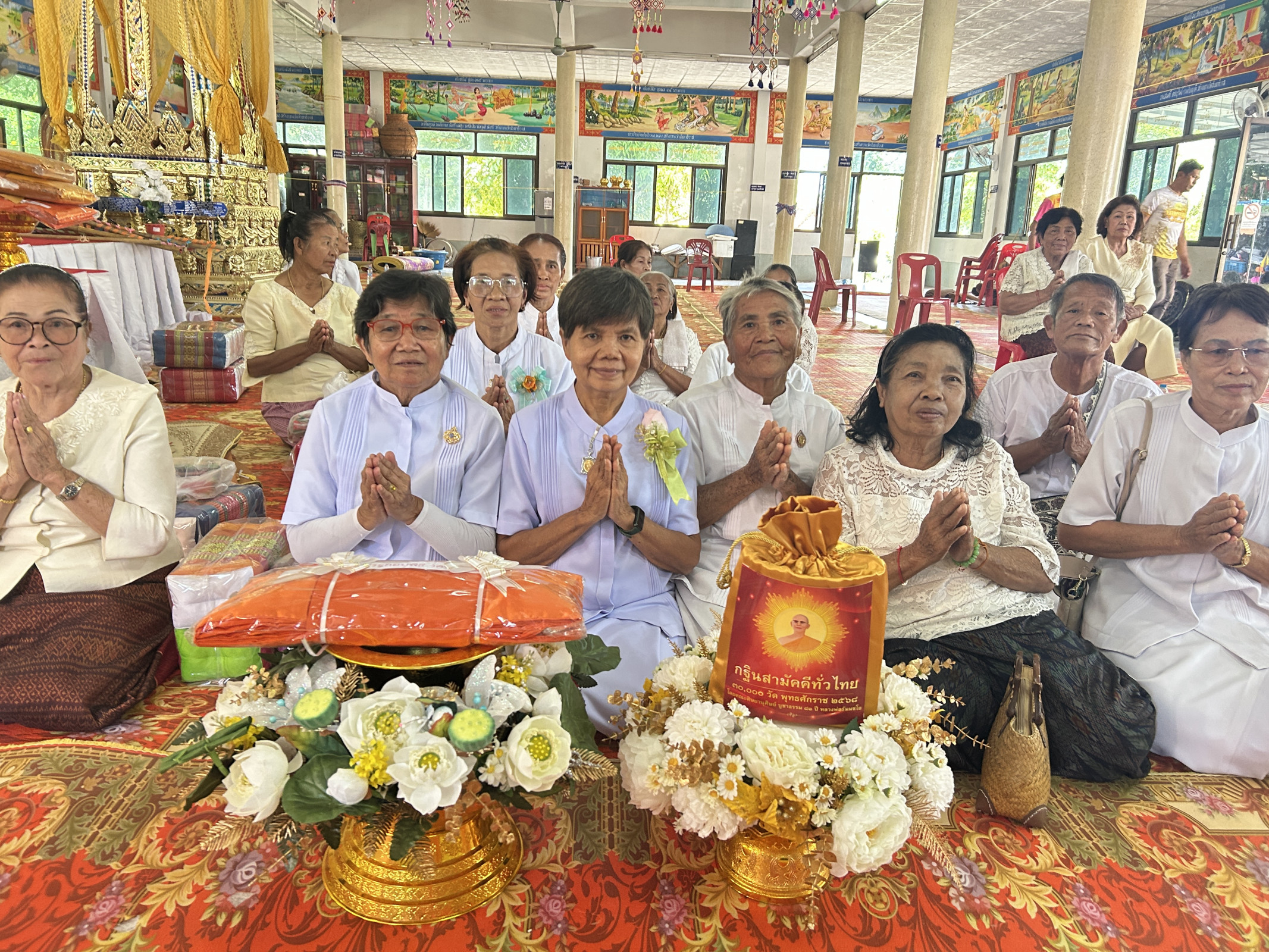 ภาพหมู่ถือพานถวายปัจจัยวัดบัวค้อ(บ้านบัวค้อ)