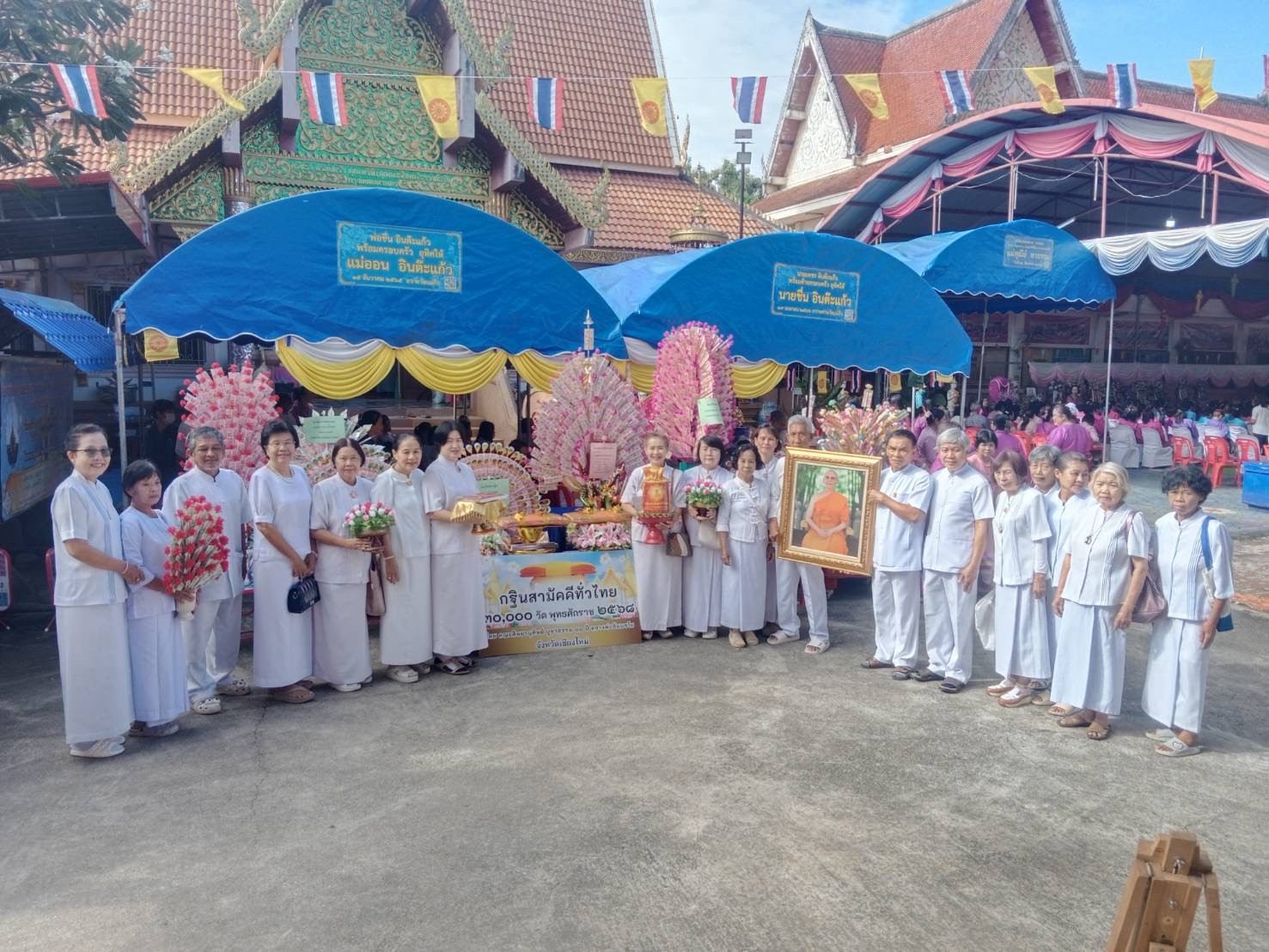 ภาพหมู่ถือพานถวายปัจจัยวัดแม่ก๊า