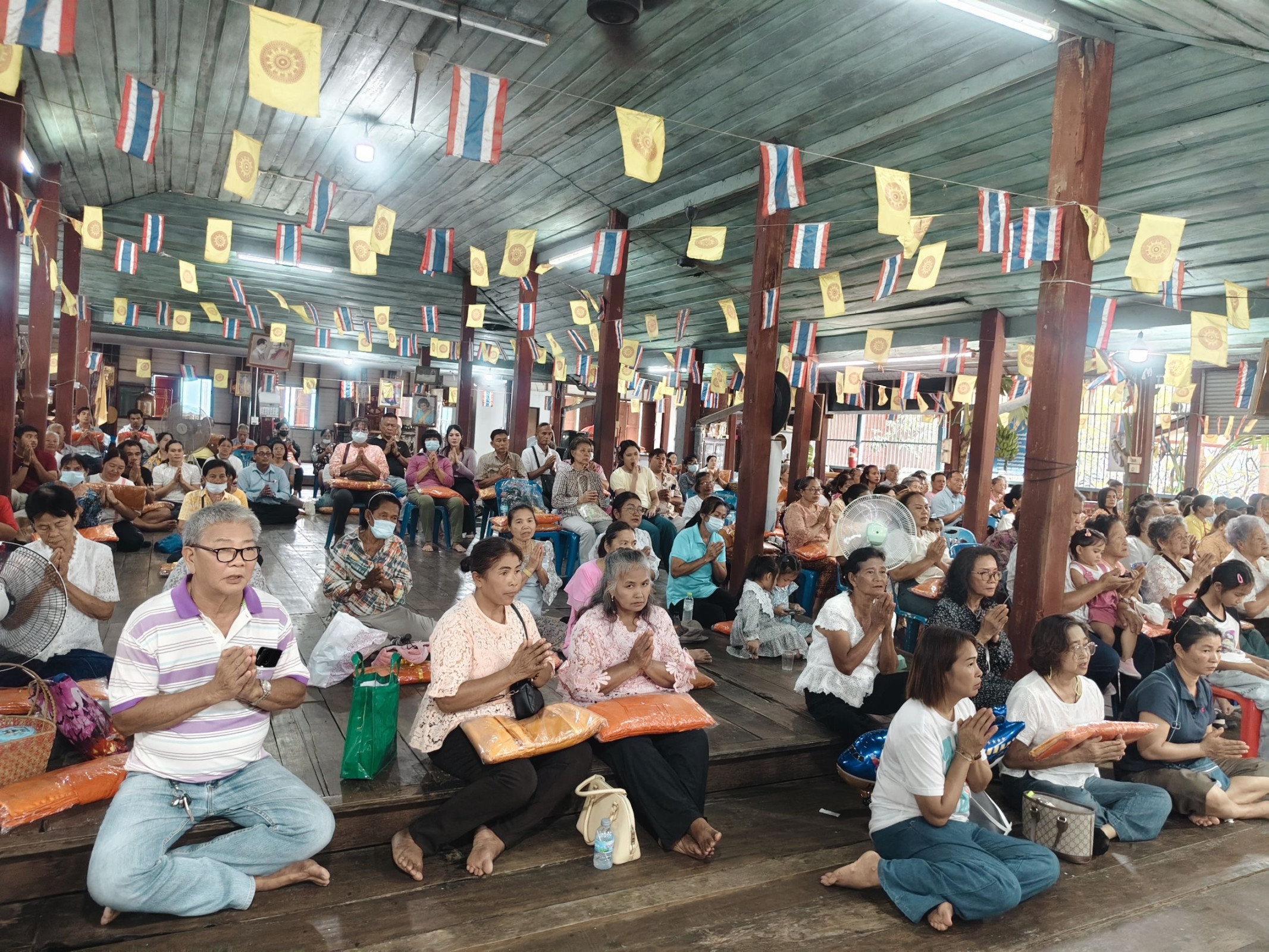 ภาพร่วมพิธีกรรมวัดสมานมิตรมงคล