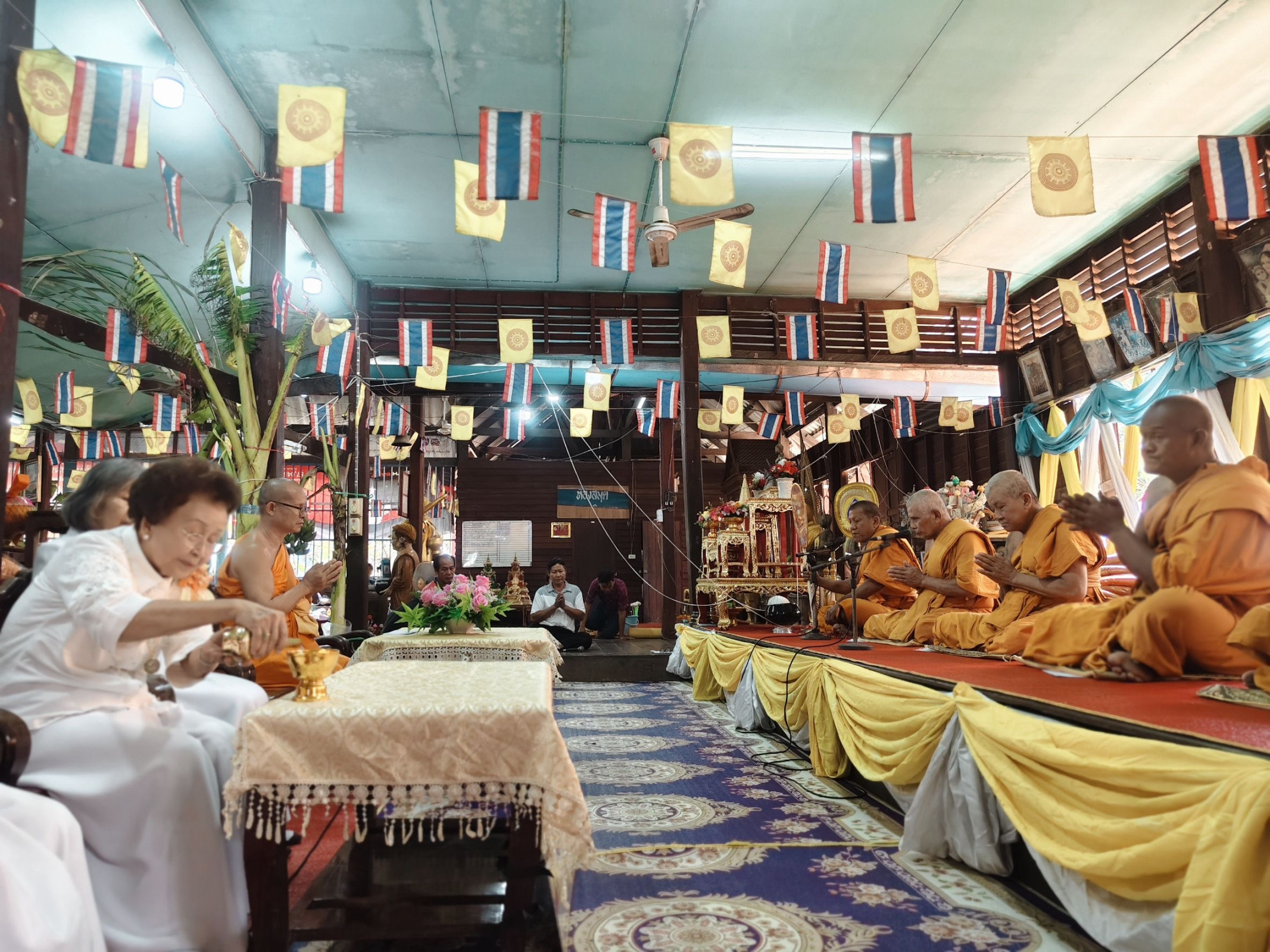 ภาพร่วมพิธีกรรมวัดสมานมิตรมงคล