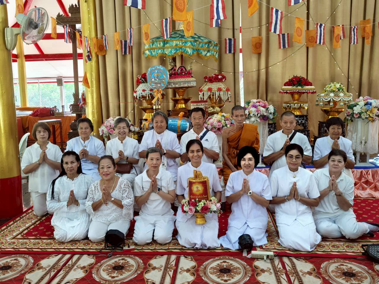 ภาพหมู่ถือพานถวายปัจจัยวัดป่าหวาย