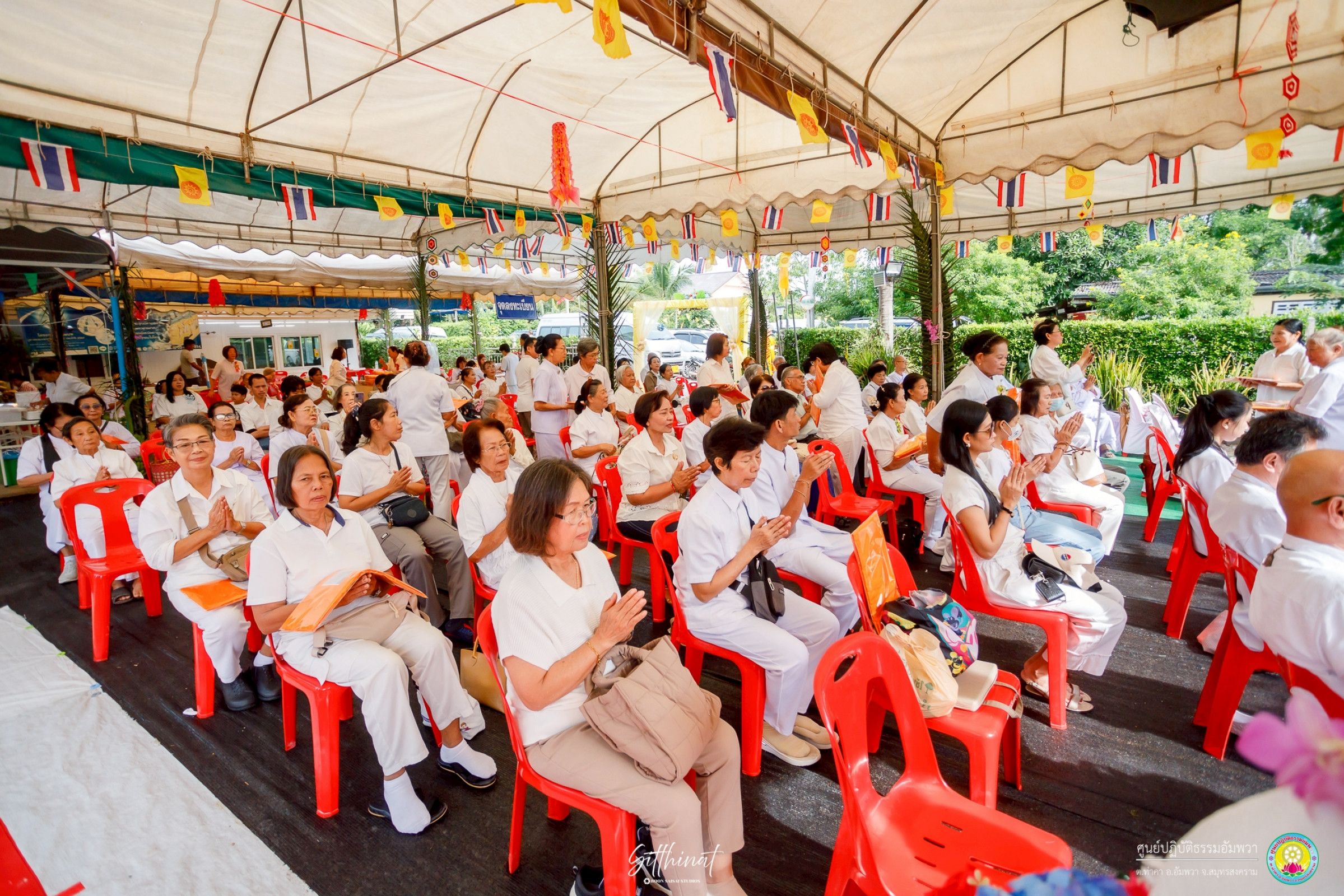 ภาพร่วมพิธีกรรมศูนย์ปฏิบัติธรรมอัมพวา