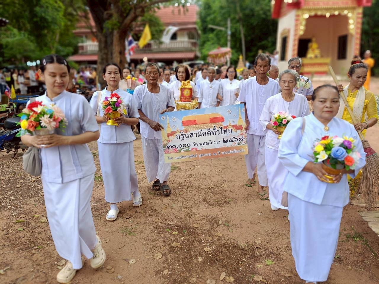 ภาพร่วมขบวนกฐินวัดบ้านหนองเม็ก
