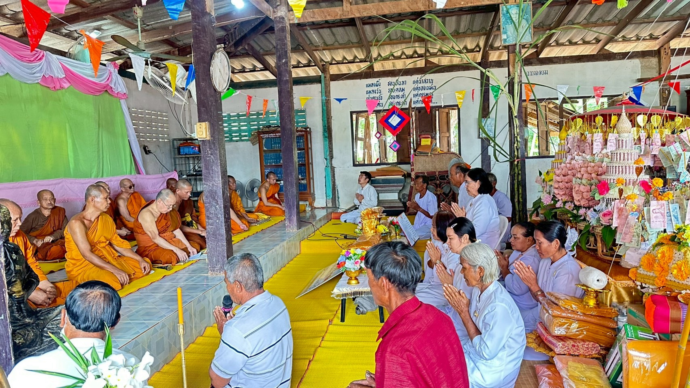 ภาพร่วมพิธีกรรมวัดบ้านหนองเม็ก