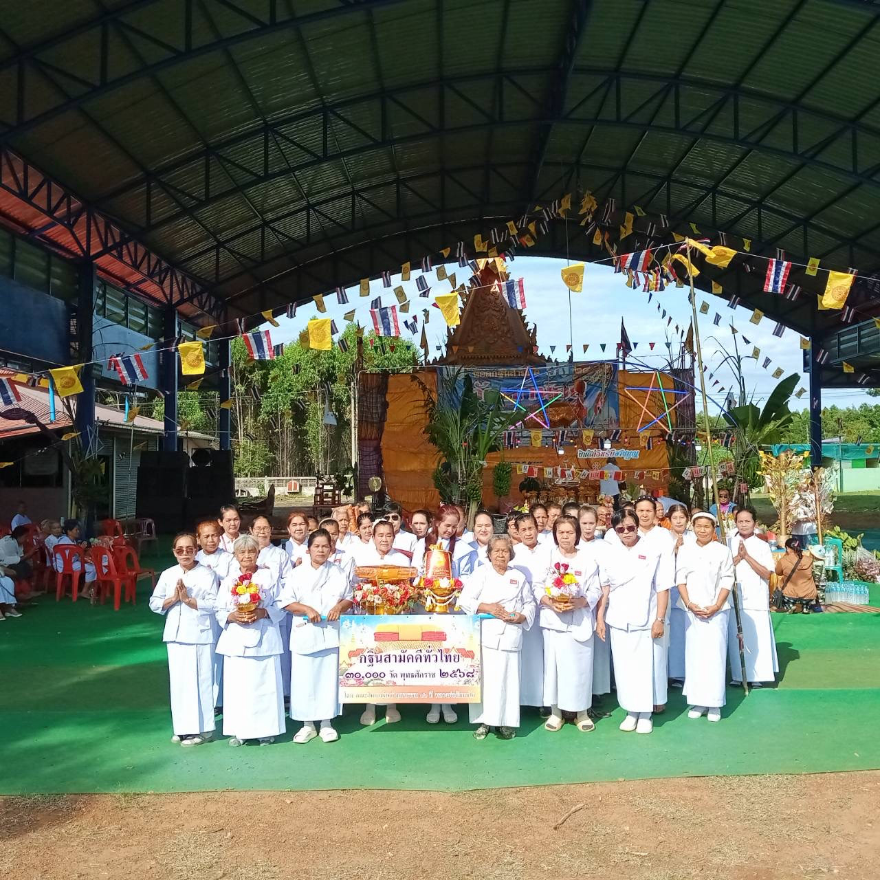 ภาพหมู่ถือพานถวายปัจจัยวัดเขาน้อยทรัพย์สมบูรณ์