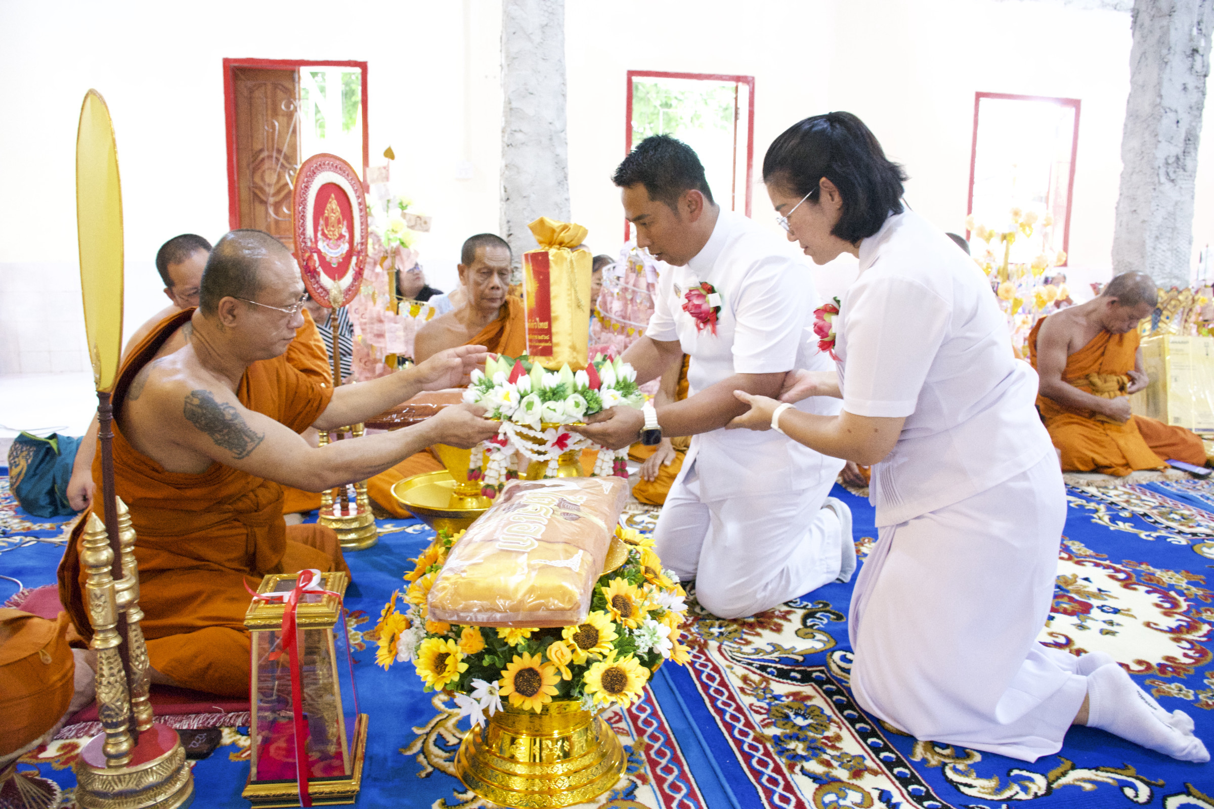 ภาพการถวายปัจจัยวัดวังไผ่