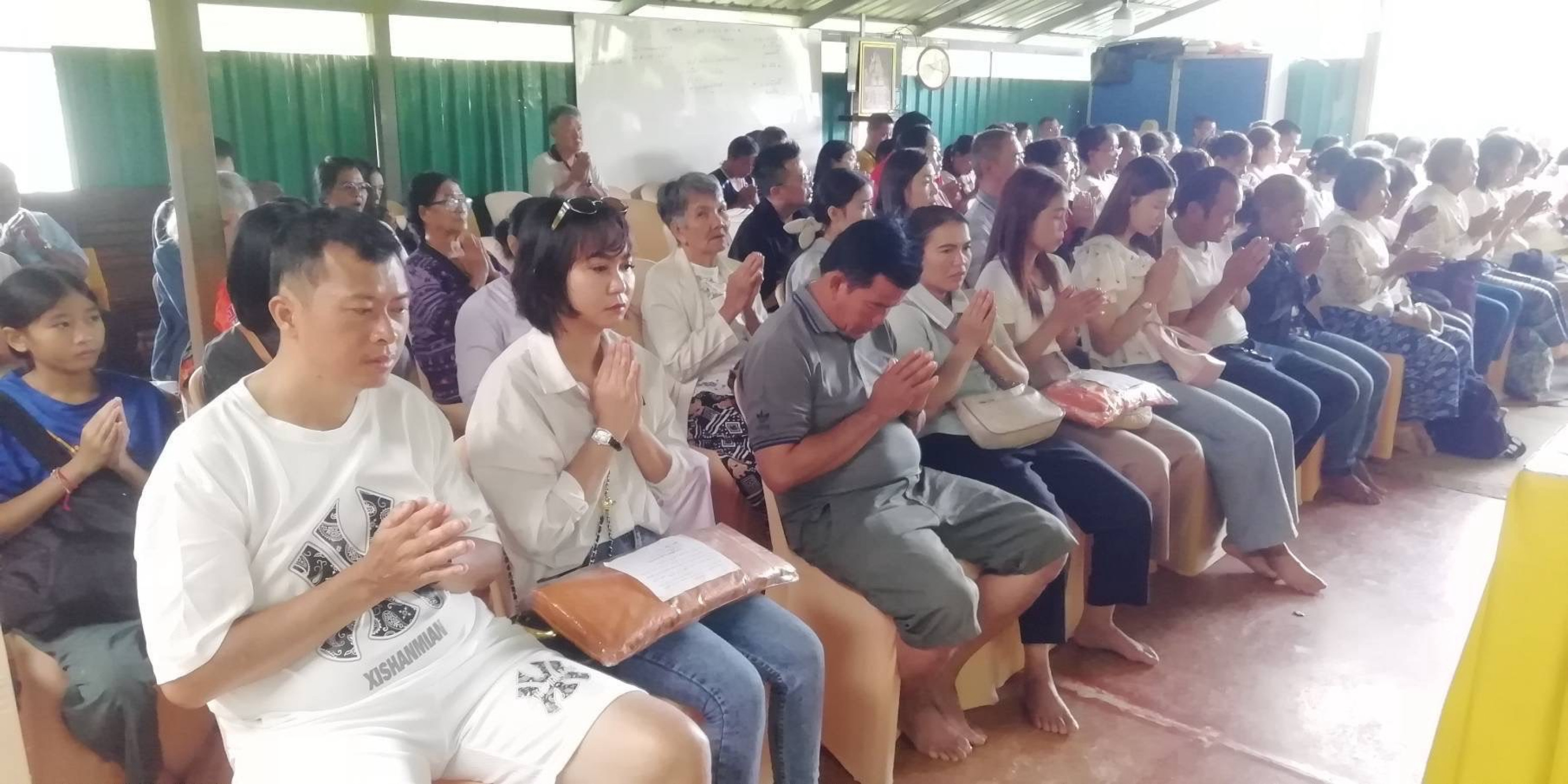 ภาพร่วมพิธีกรรมที่พักสงฆ์ถ้ำเขาทอง