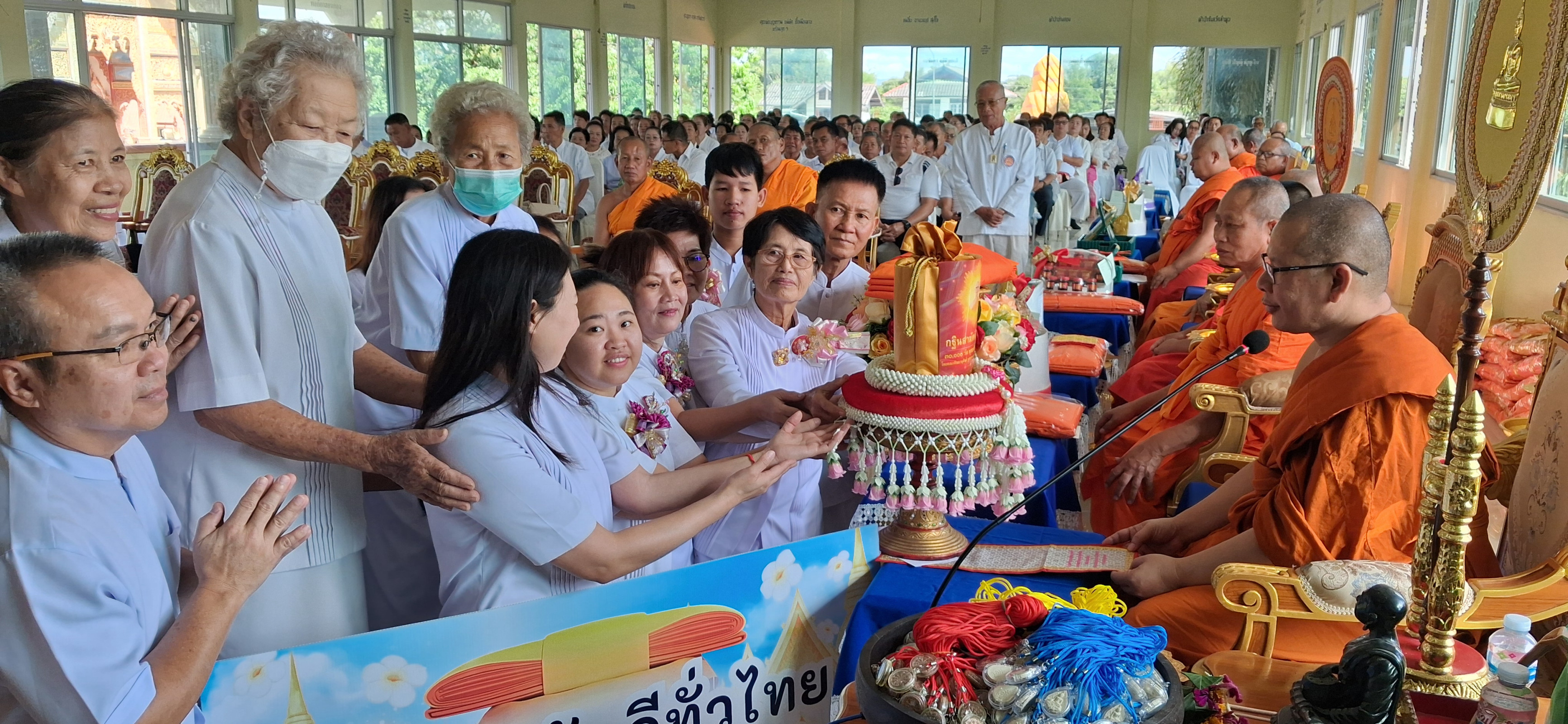 ภาพหมู่ถือพานถวายปัจจัยวัดร่องปลาขาว