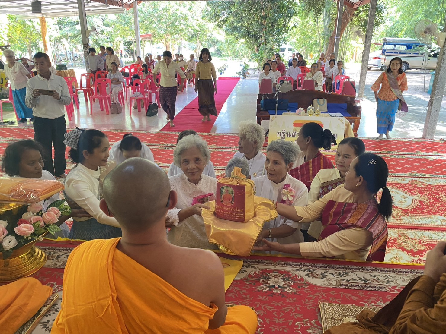 ภาพหมู่ถือพานถวายปัจจัยที่พักสงฆ์รุ่งตะวัน