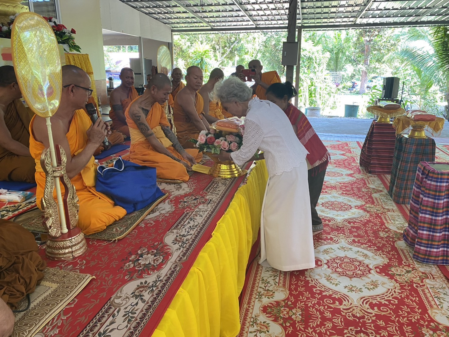 ภาพร่วมพิธีกรรมที่พักสงฆ์รุ่งตะวัน