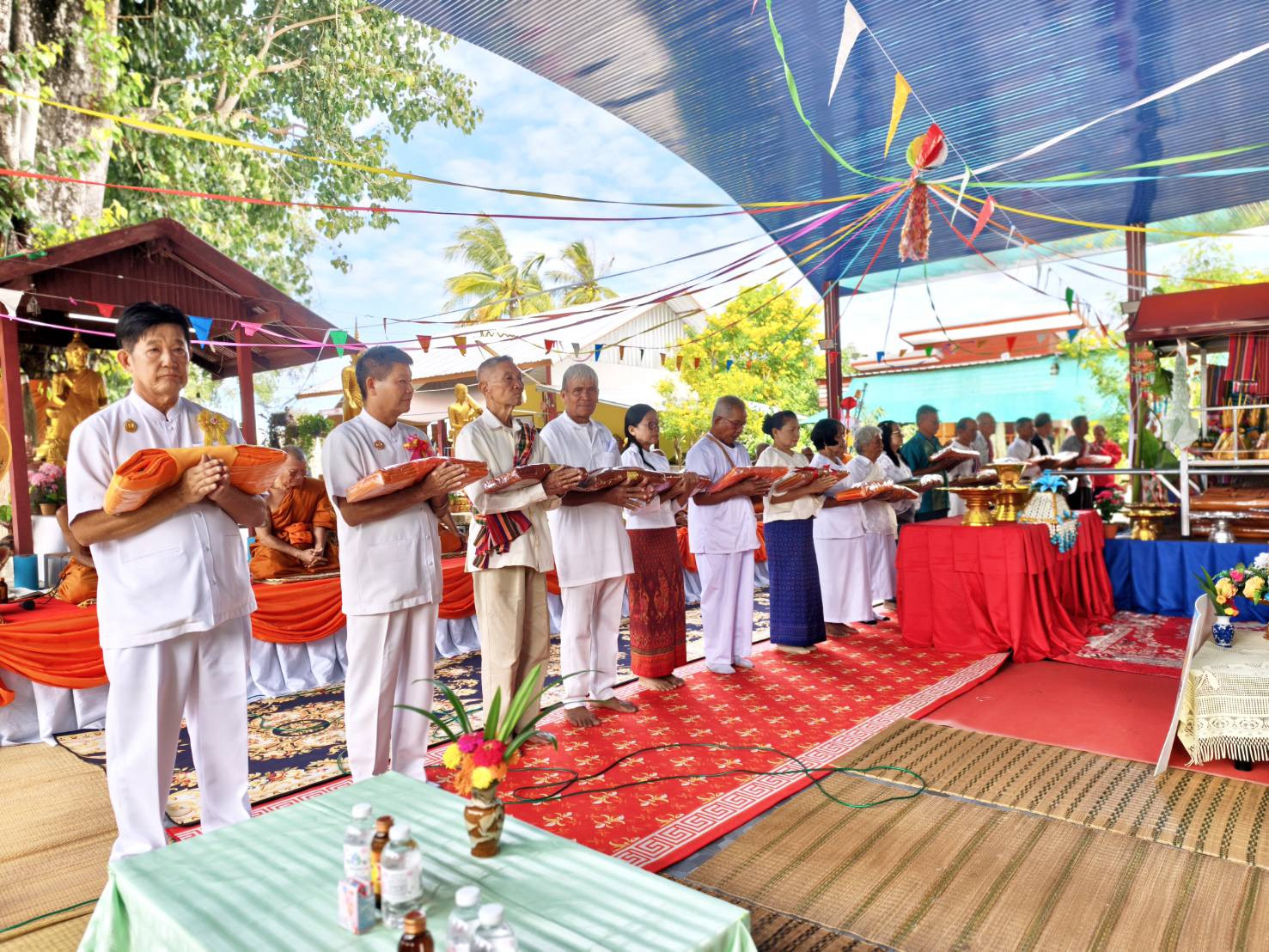 ภาพร่วมพิธีกรรมวัดโพธิ์ศรี