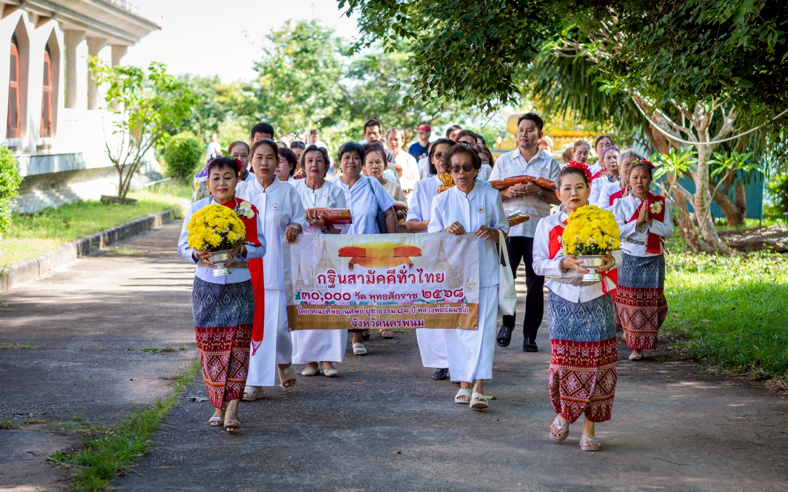 ภาพร่วมขบวนกฐินวัดภูพานอุดมธรรม