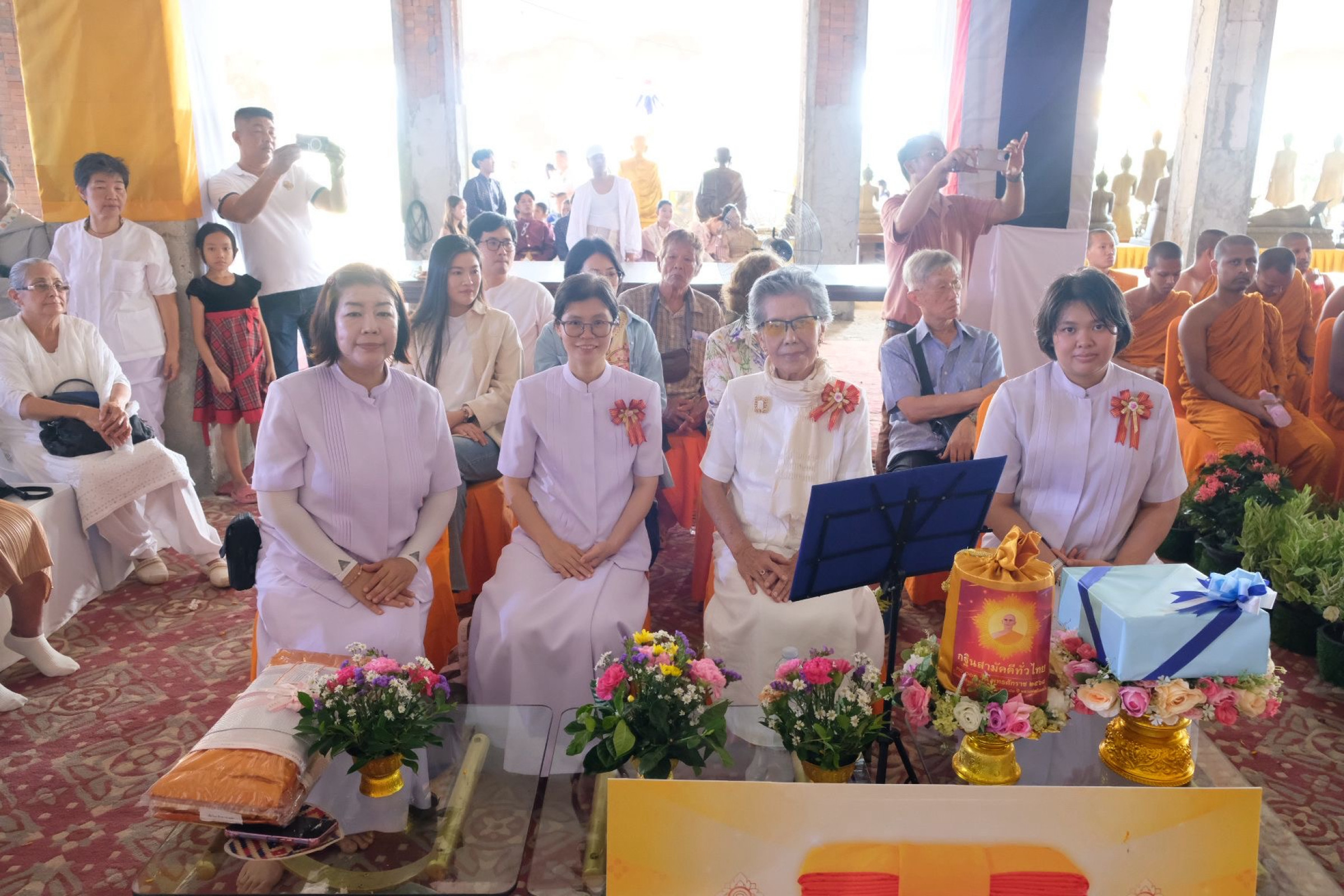 ภาพหมู่ถือพานถวายปัจจัยวัดวชิรธรรมาวาส