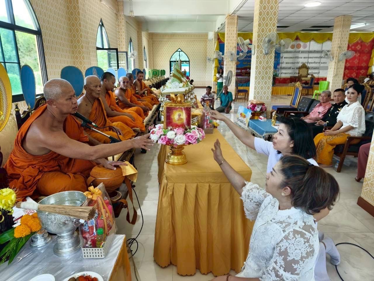 ภาพการถวายปัจจัยวัดปากน้ำ