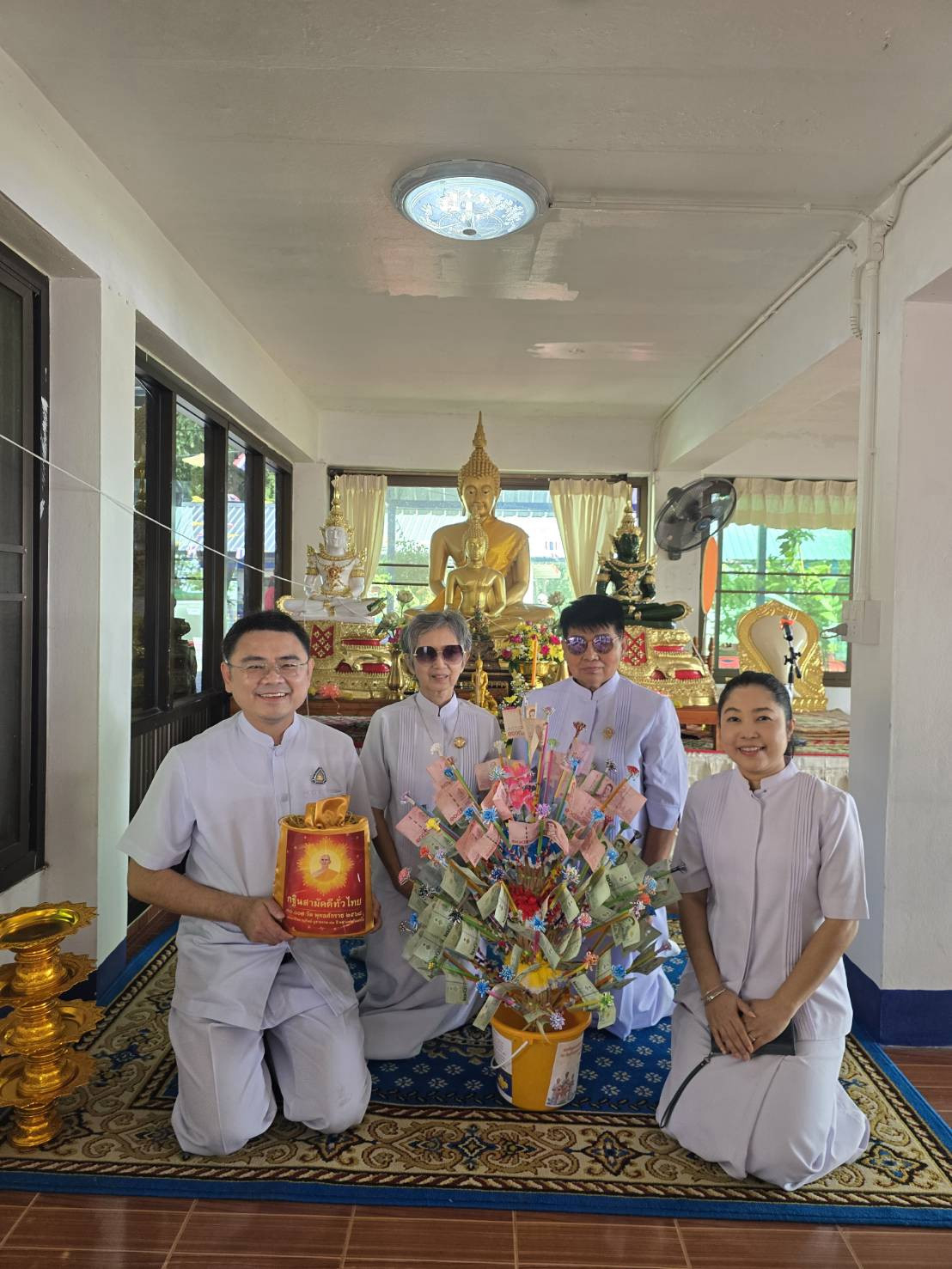 ภาพหมู่ถือพานถวายปัจจัยวัดถ้ำเขากระเจียว