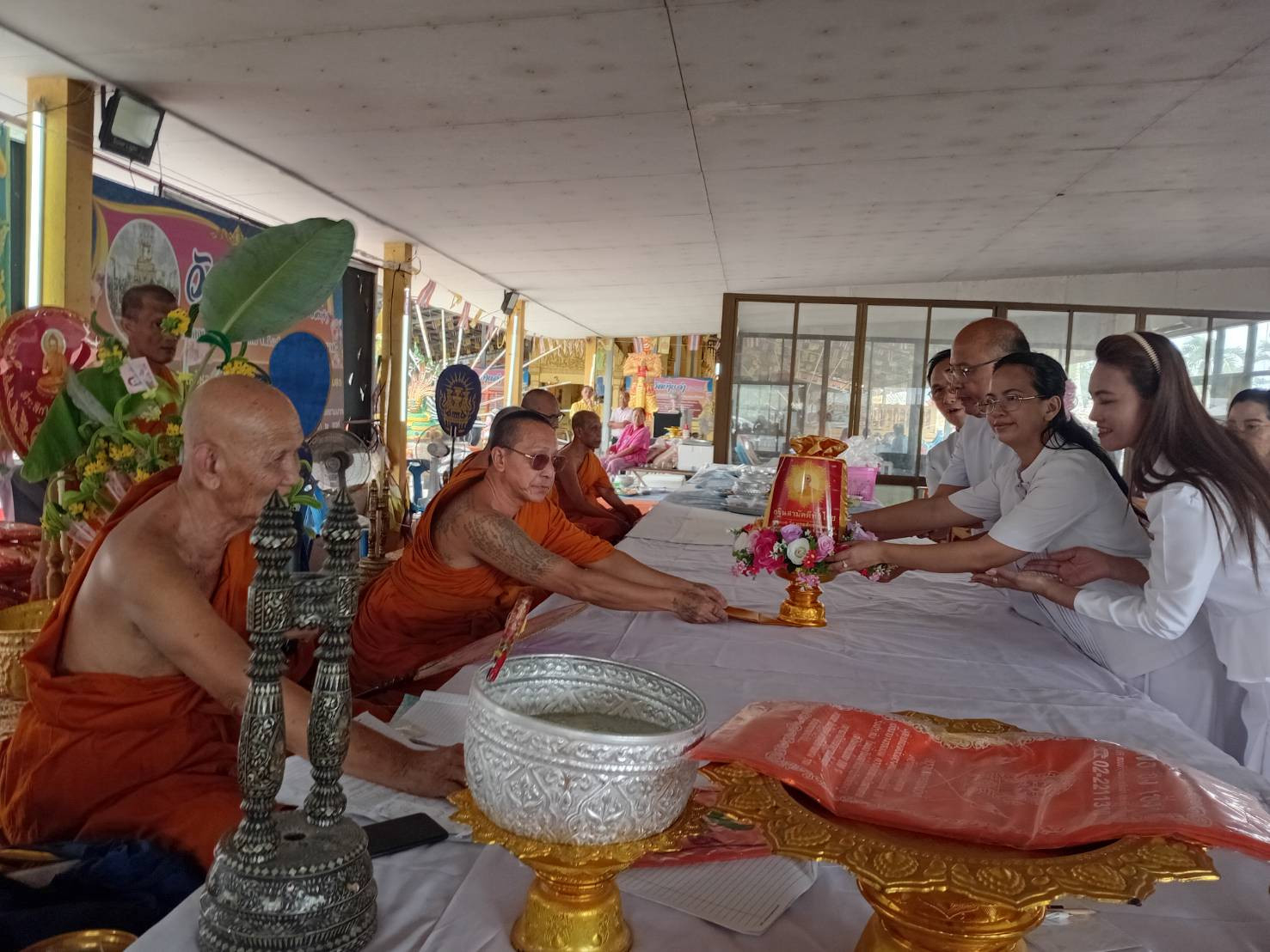 ภาพการถวายปัจจัยวัดบ้านลำ