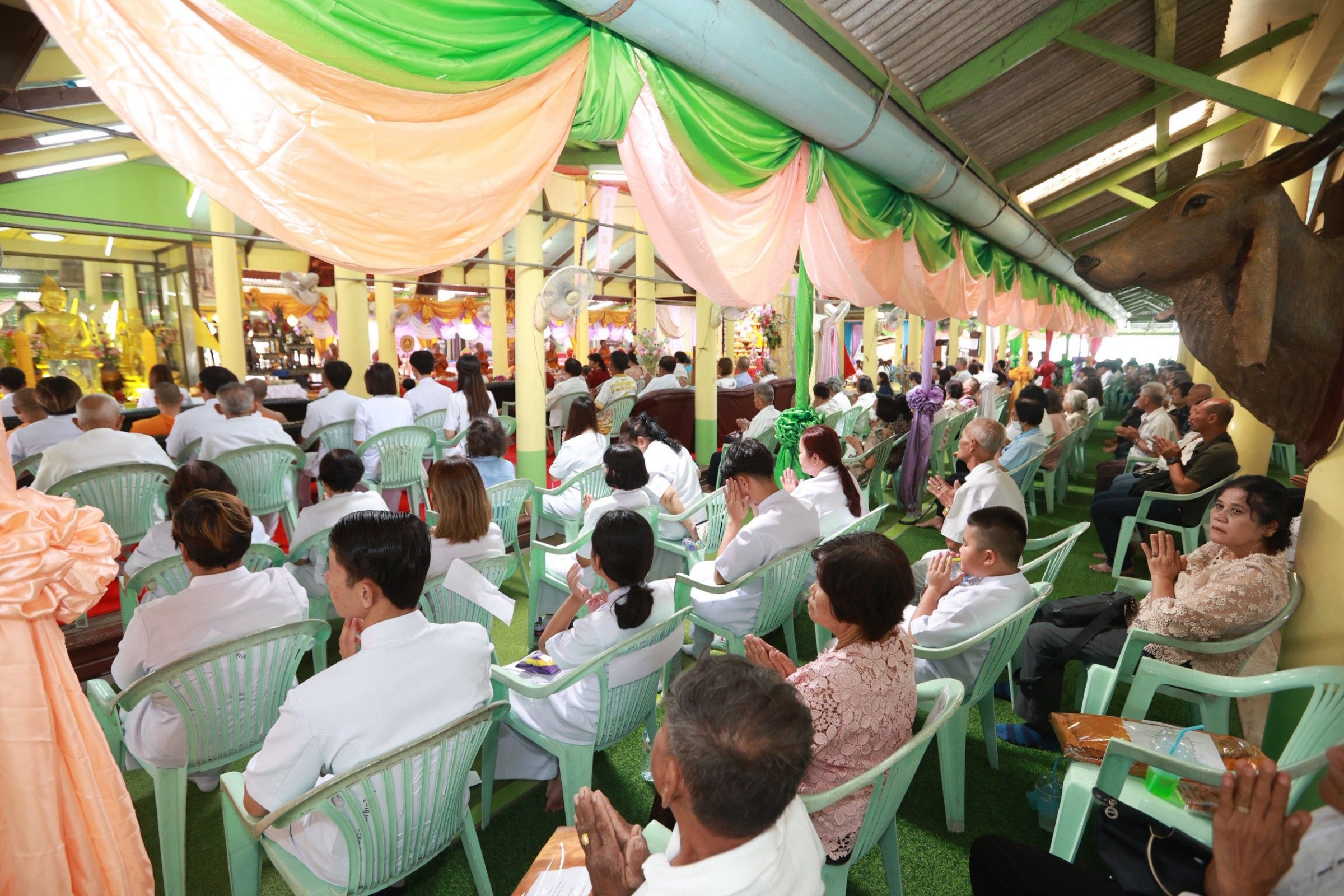 ภาพร่วมพิธีกรรมวัดสว่างอารมณ์