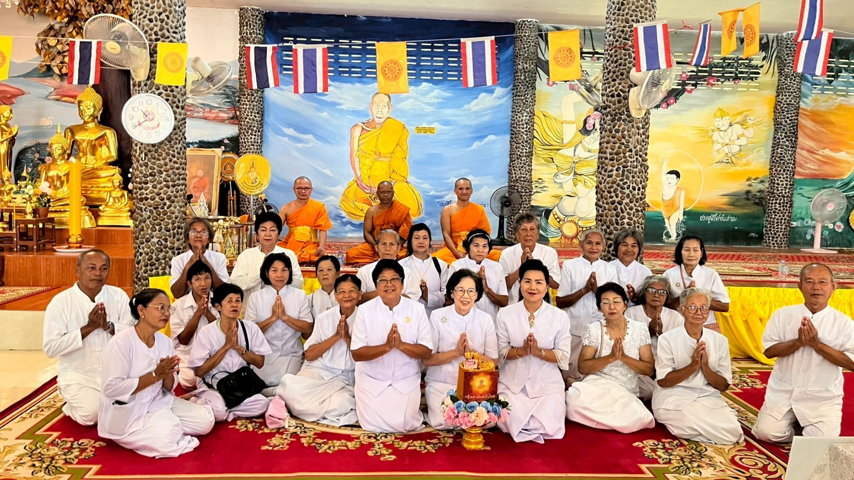 ภาพหมู่ถือพานถวายปัจจัยวัดบ้านสระใหญ่