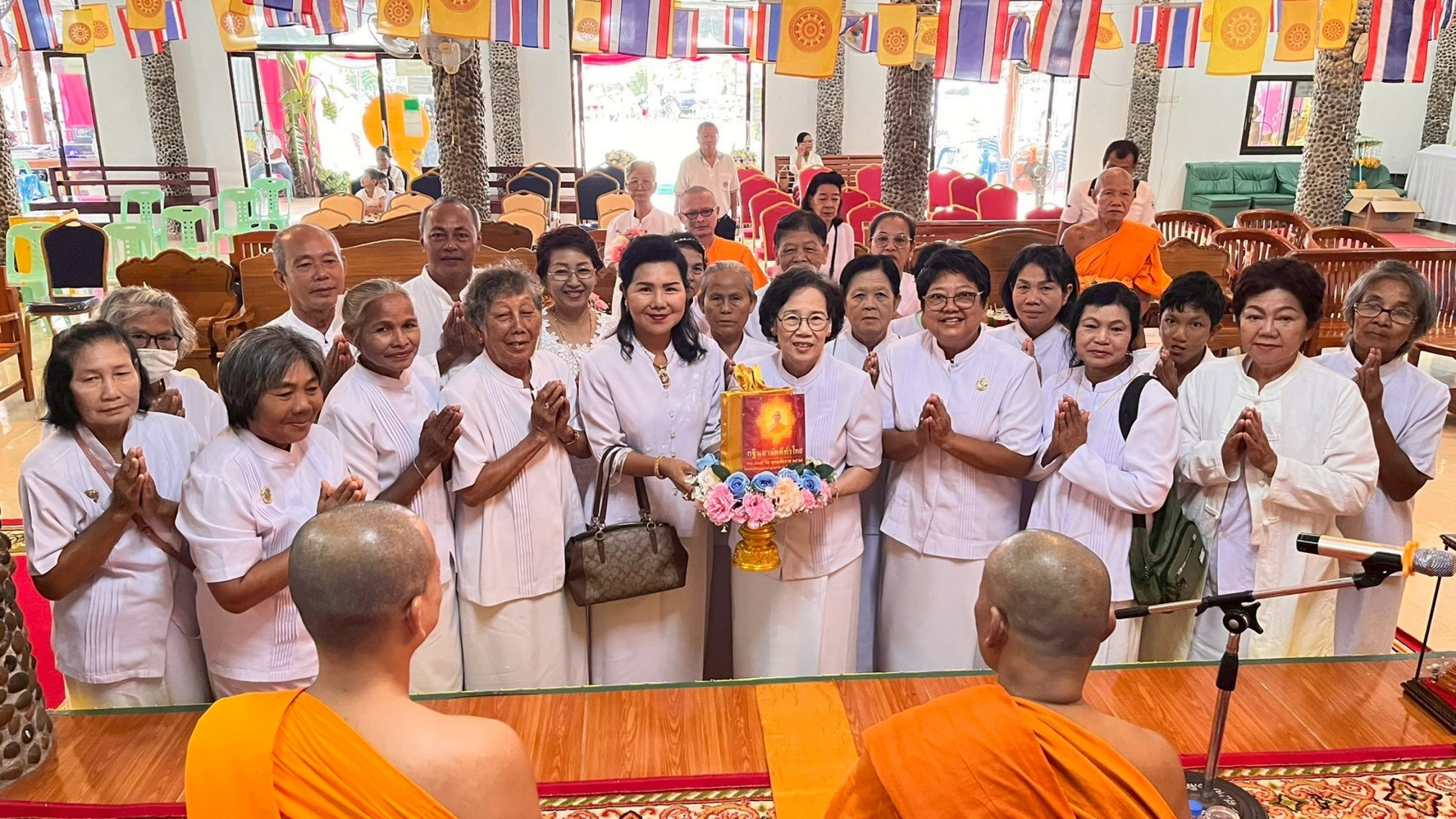 ภาพร่วมพิธีกรรมวัดบ้านสระใหญ่