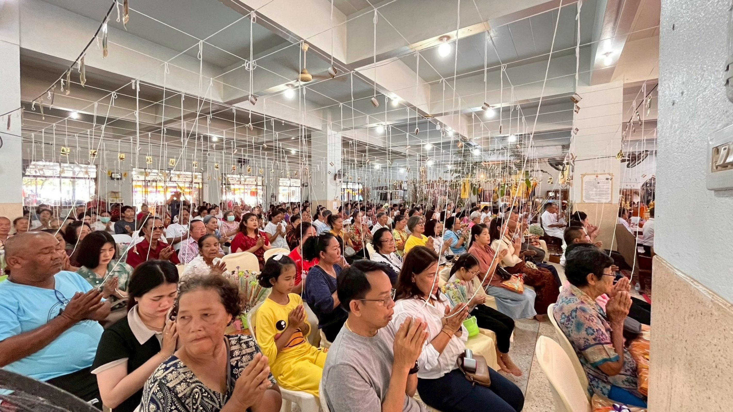 ภาพร่วมพิธีกรรมวัดบ่อพลอย