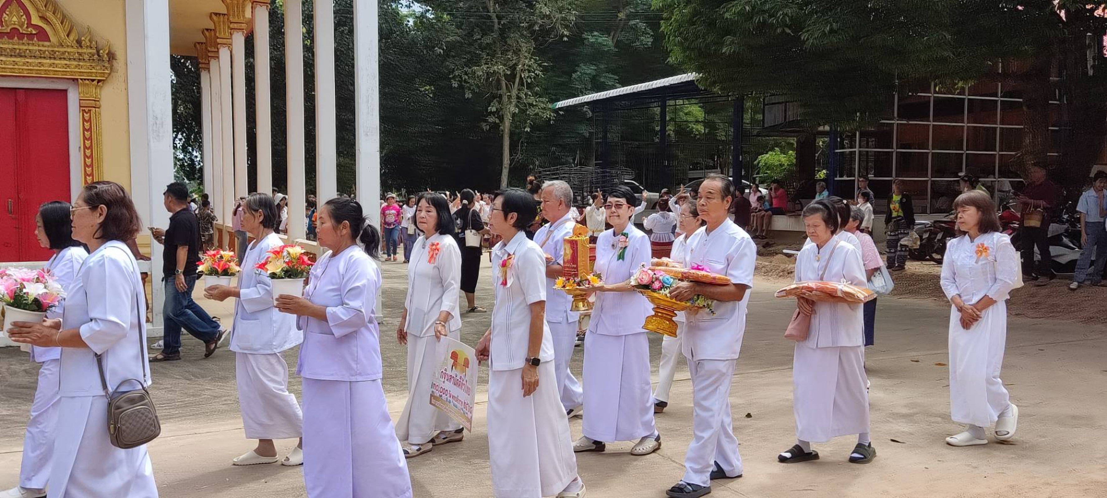 ภาพร่วมขบวนกฐินวัดทุ่งแฝก