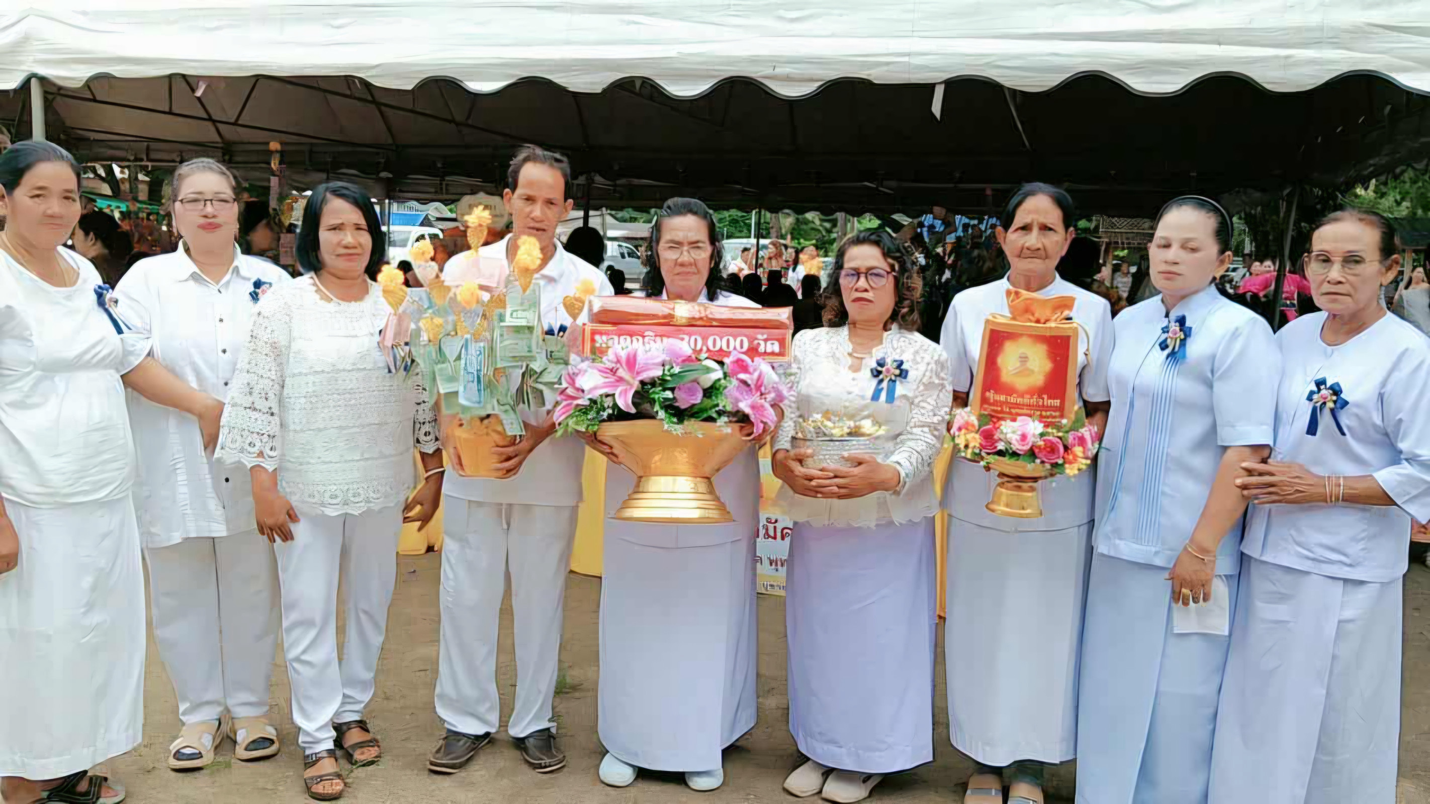 ภาพหมู่ถือพานถวายปัจจัยวัดหนองสมาน