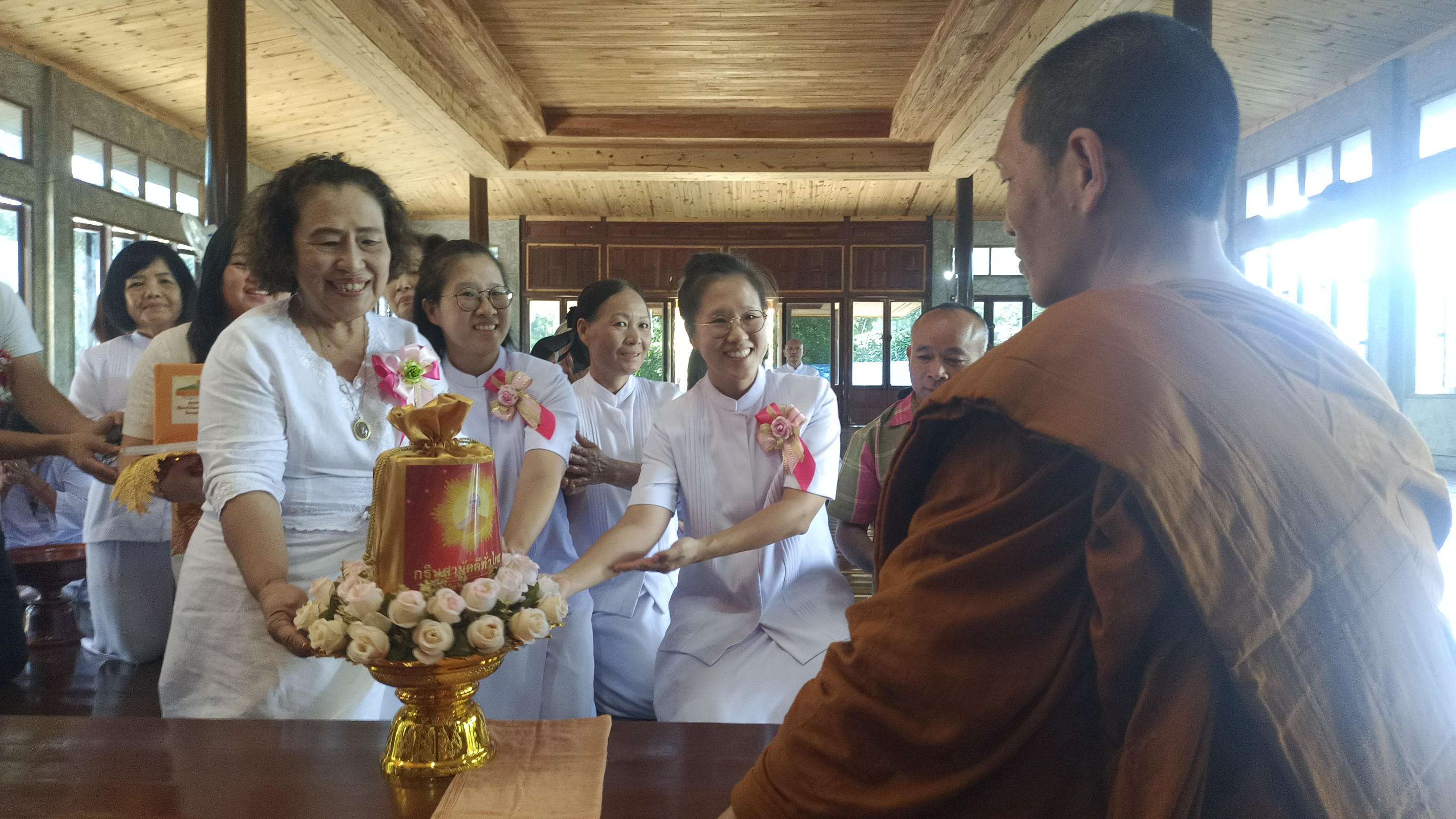 ภาพการถวายปัจจัยวัดป่ารักไทย