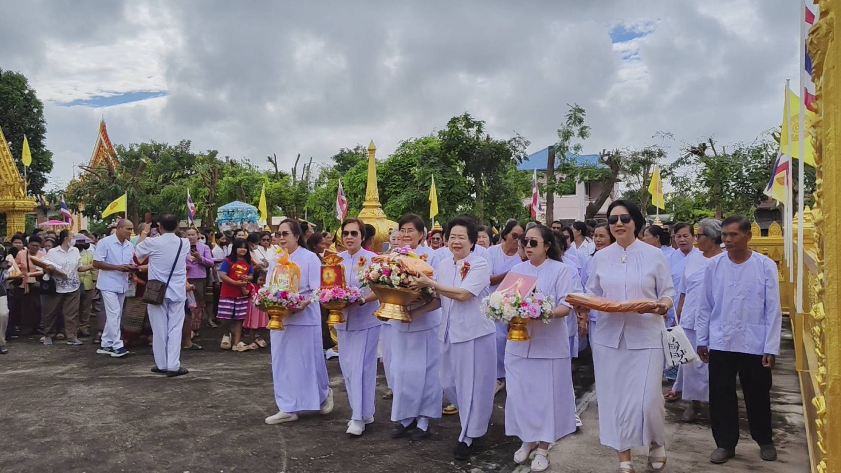 ภาพหมู่ถือพานถวายปัจจัยวัดไทรงามศิริมงคล