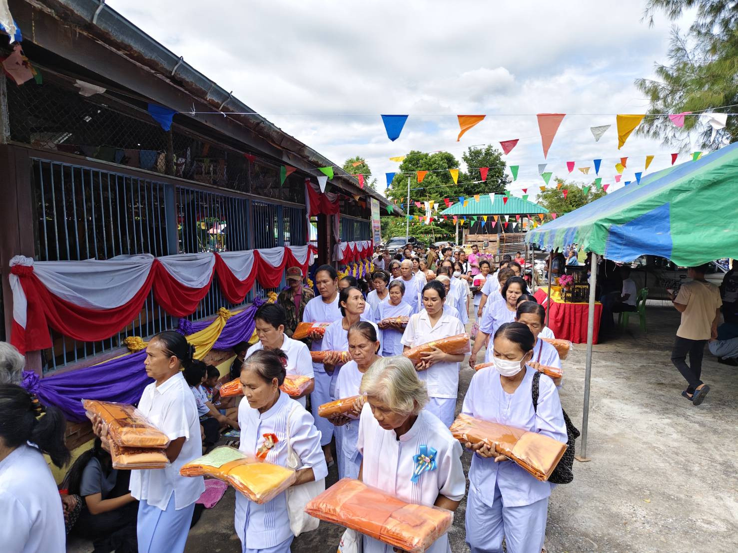 ภาพร่วมพิธีกรรมวัดบ้านหนองตะไก้