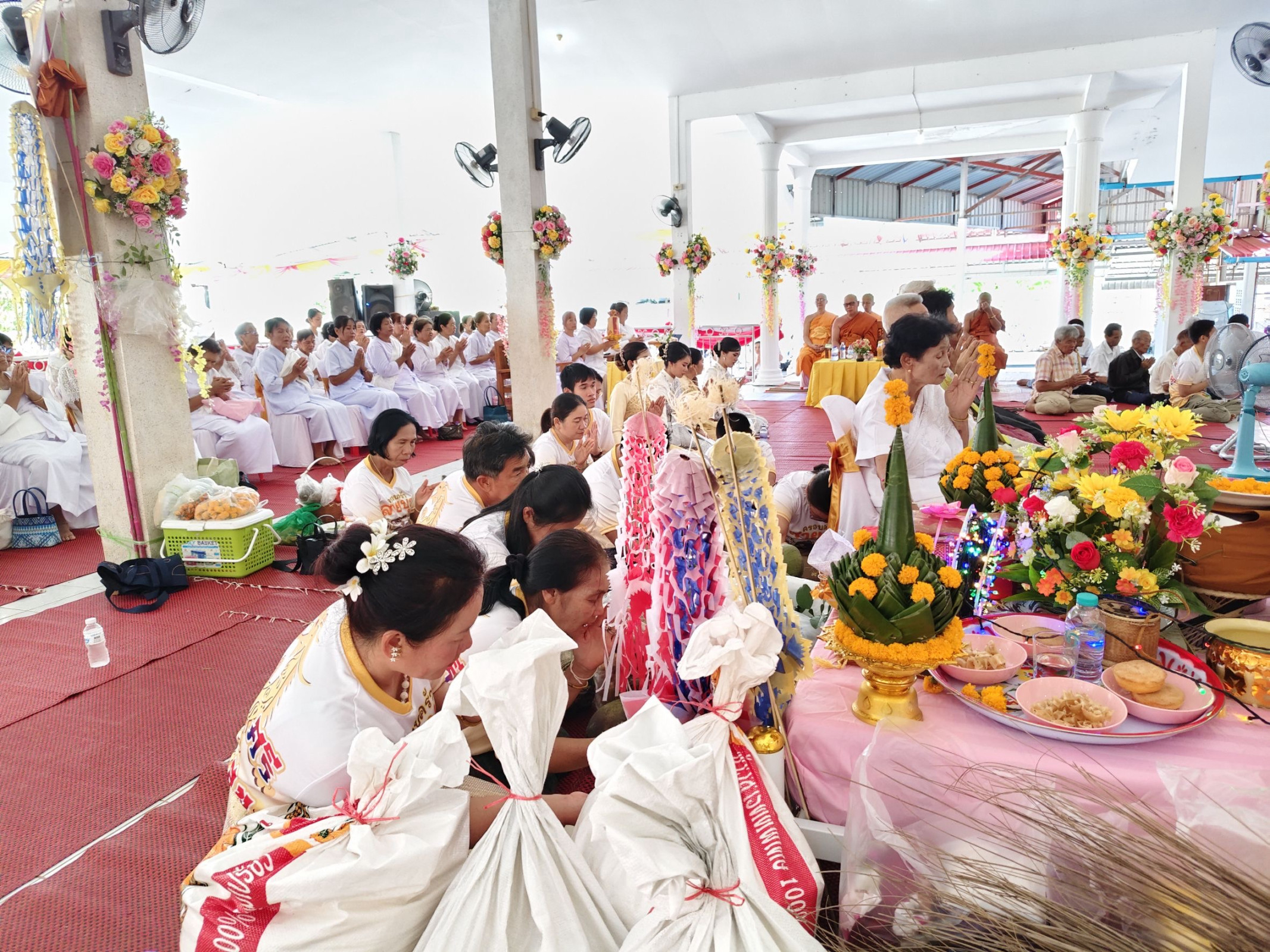 ภาพร่วมพิธีกรรมวัดจอมเพชร