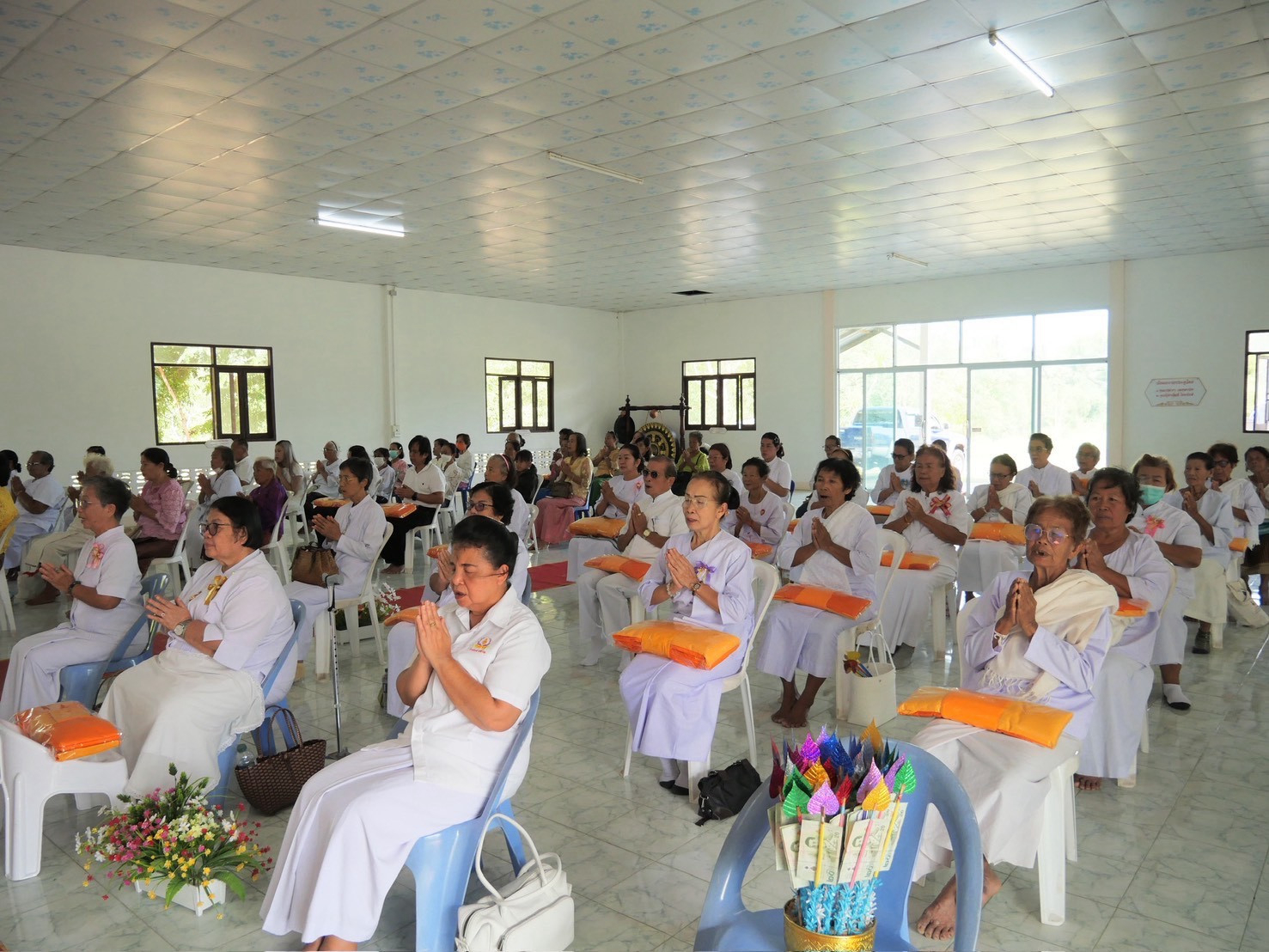 ภาพร่วมพิธีกรรมศูนย์ปฏิบัติธรรมเมืองอุบลราชธานี
