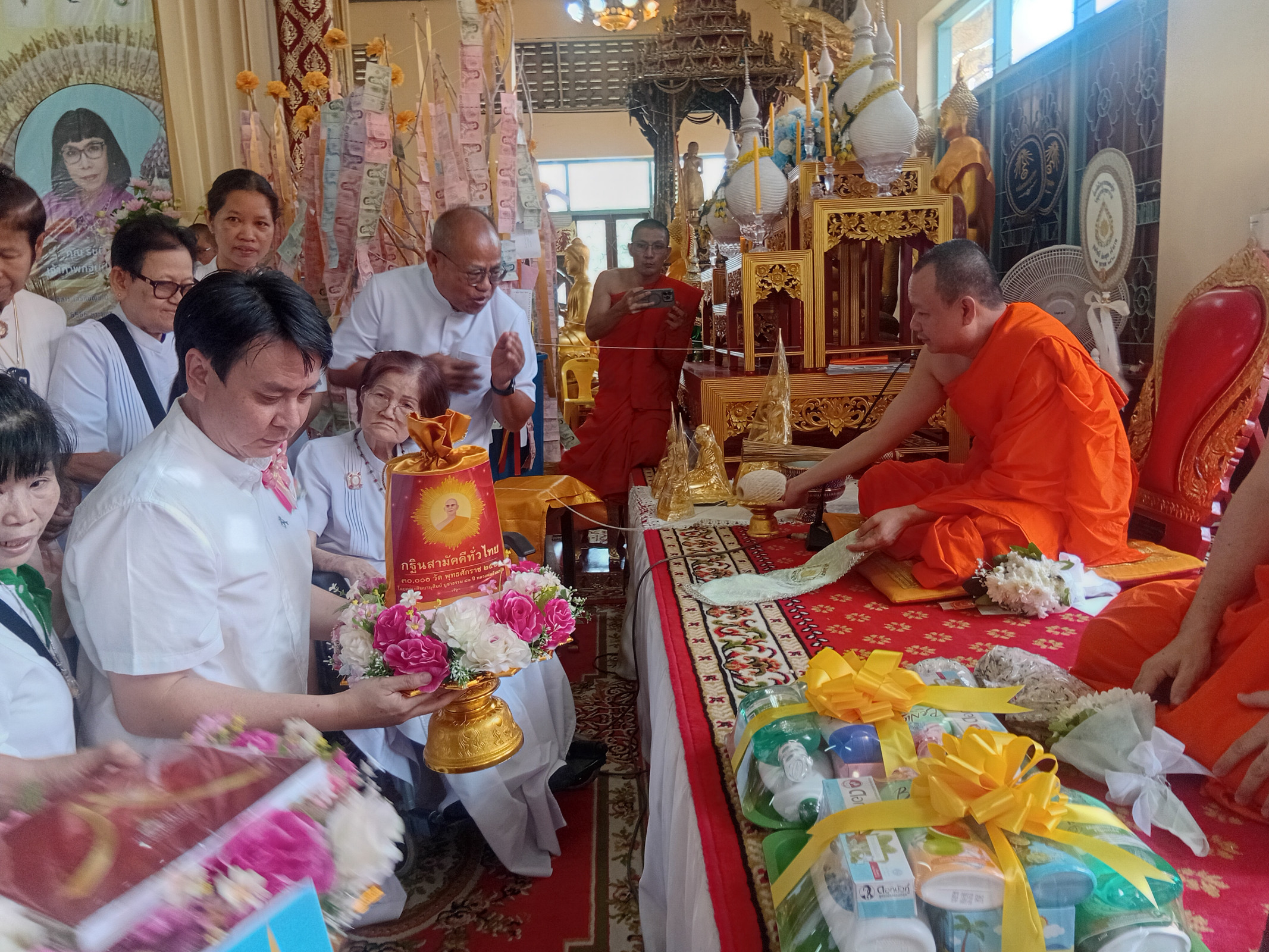 ภาพหมู่ถือพานถวายปัจจัยวัดกุนนทีรุทธาราม