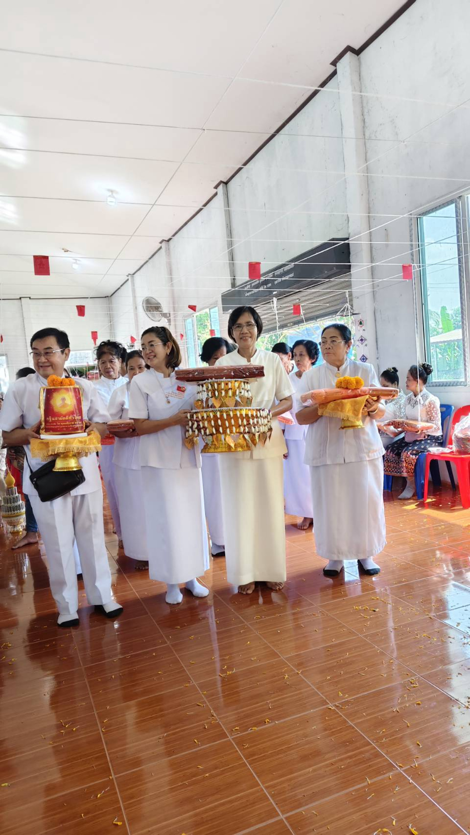 ภาพหมู่ถือพานถวายปัจจัยวัดท่าแร่