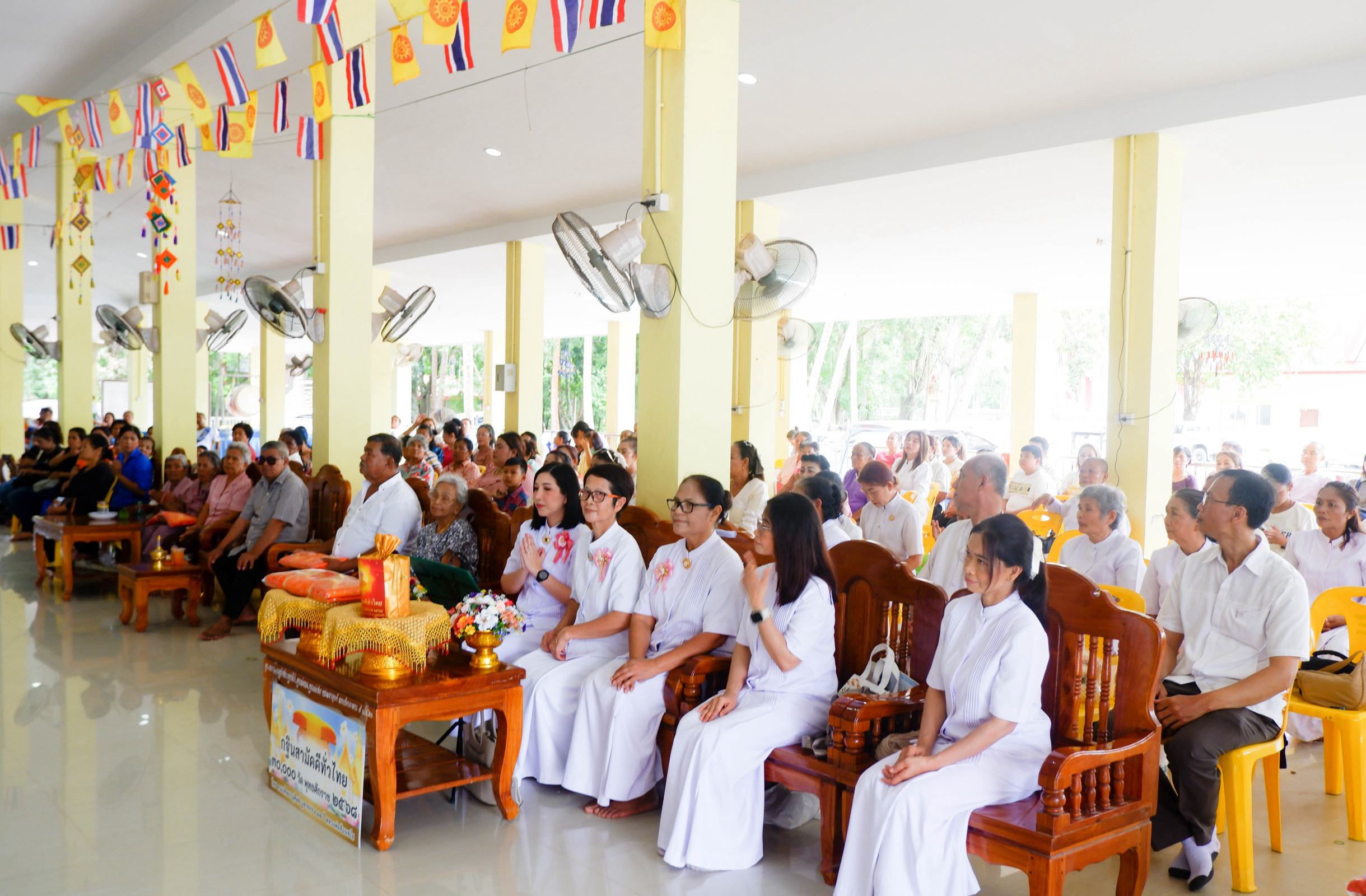 ภาพร่วมพิธีกรรมวัดละหาน